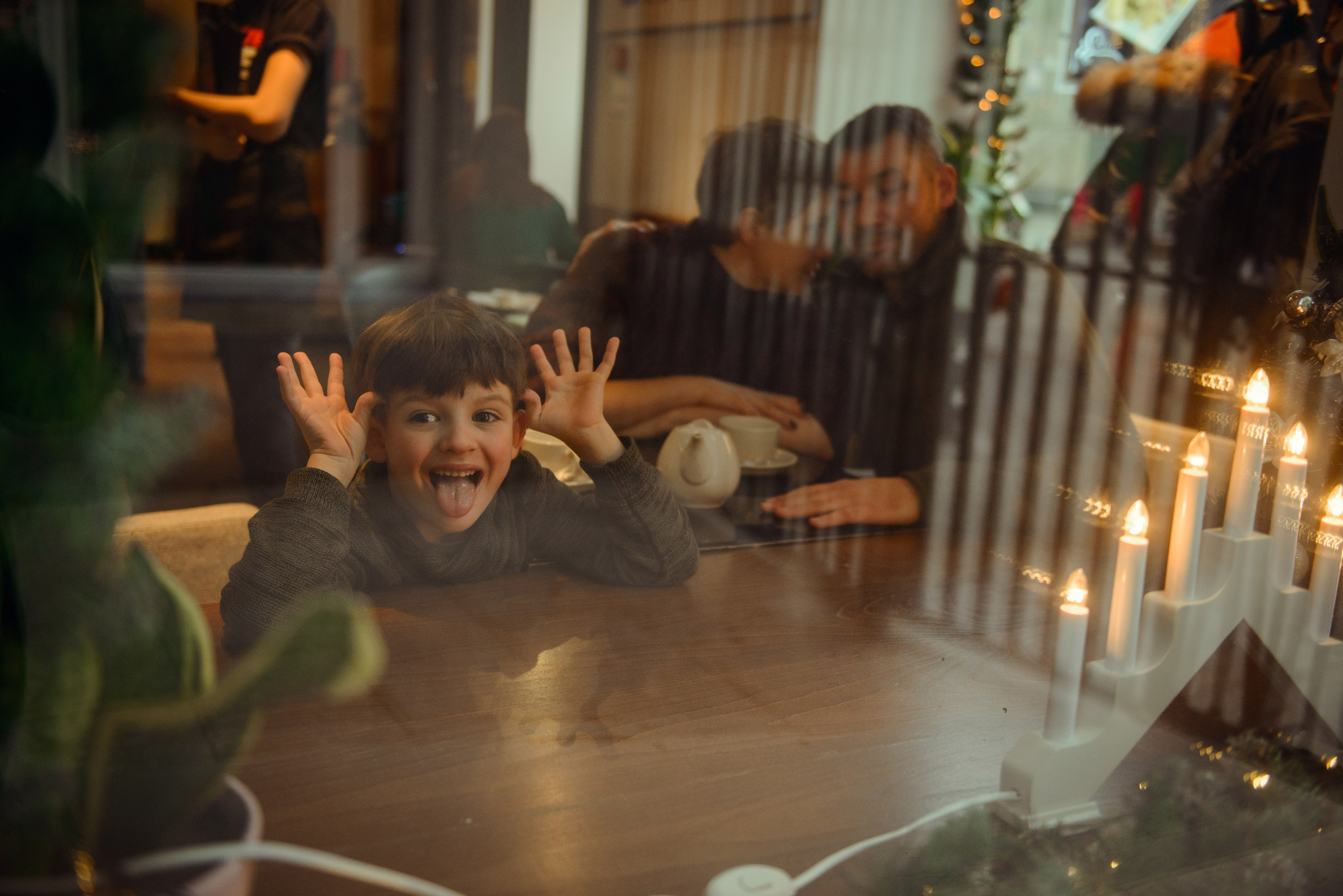 family photo shoot walking in the city. New Year Christmas photoshoot (Photographer in Edinburgh Elena Carruthers)