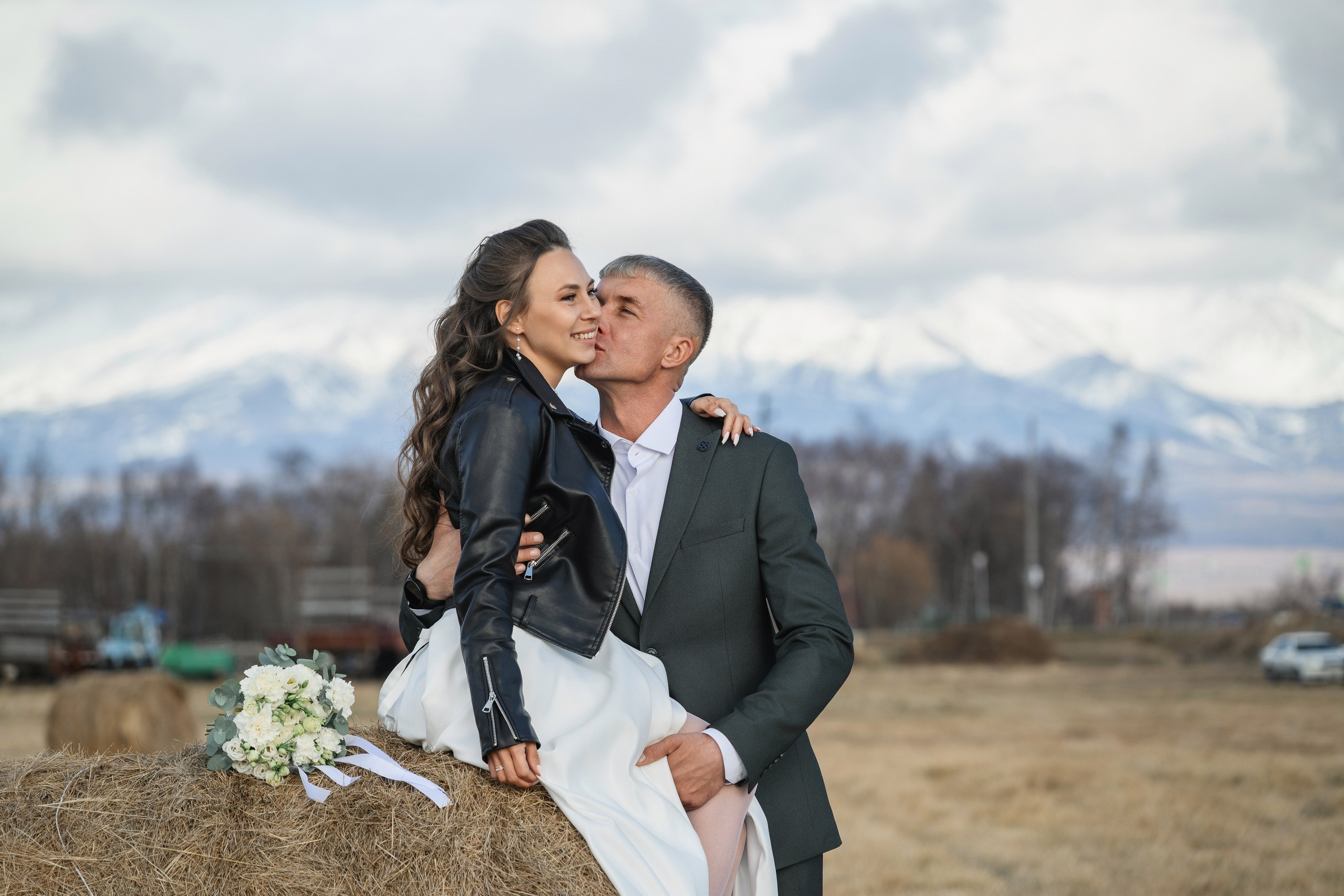 Фотосъемка свадьбы в Петропавловске-Камчатском. Свадебная фотография в Петропавловске-Камчатском на природе. Профессиональная фотосъемка свадьбы в Петропавловске-Камчатском в летний сезон. Эмоциональная фотосъемка свадьбы в Петропавловске-Камчатском с семьей. Стоимость фотосъемки свадьбы в Петропавловске-Камчатском.