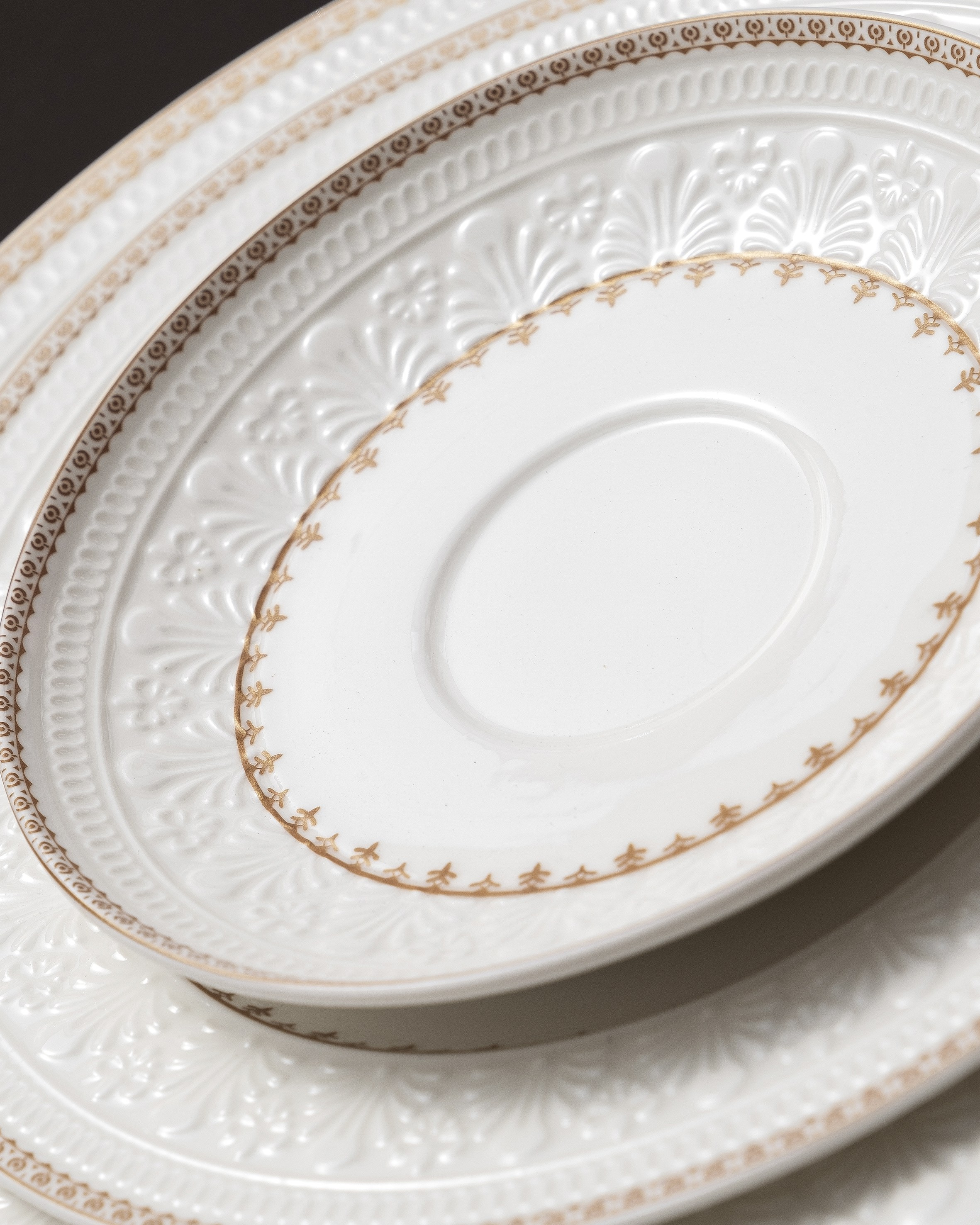 Профессиональная фотосъёмка посуды в Алматы — чашка с золотистым орнаментом, фотограф для брендов и e-commerce.