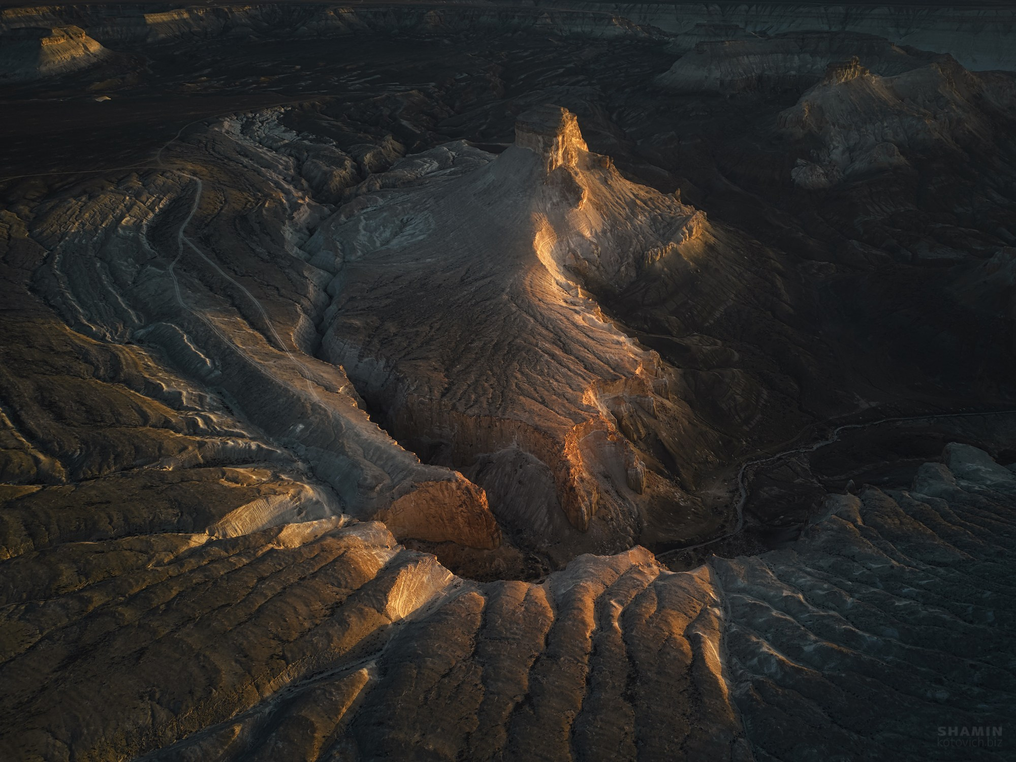 Аэросъёмка пейзажей с дрона — вид с высоты на природу, свет и пространство, запечатлённые в разное время суток.
