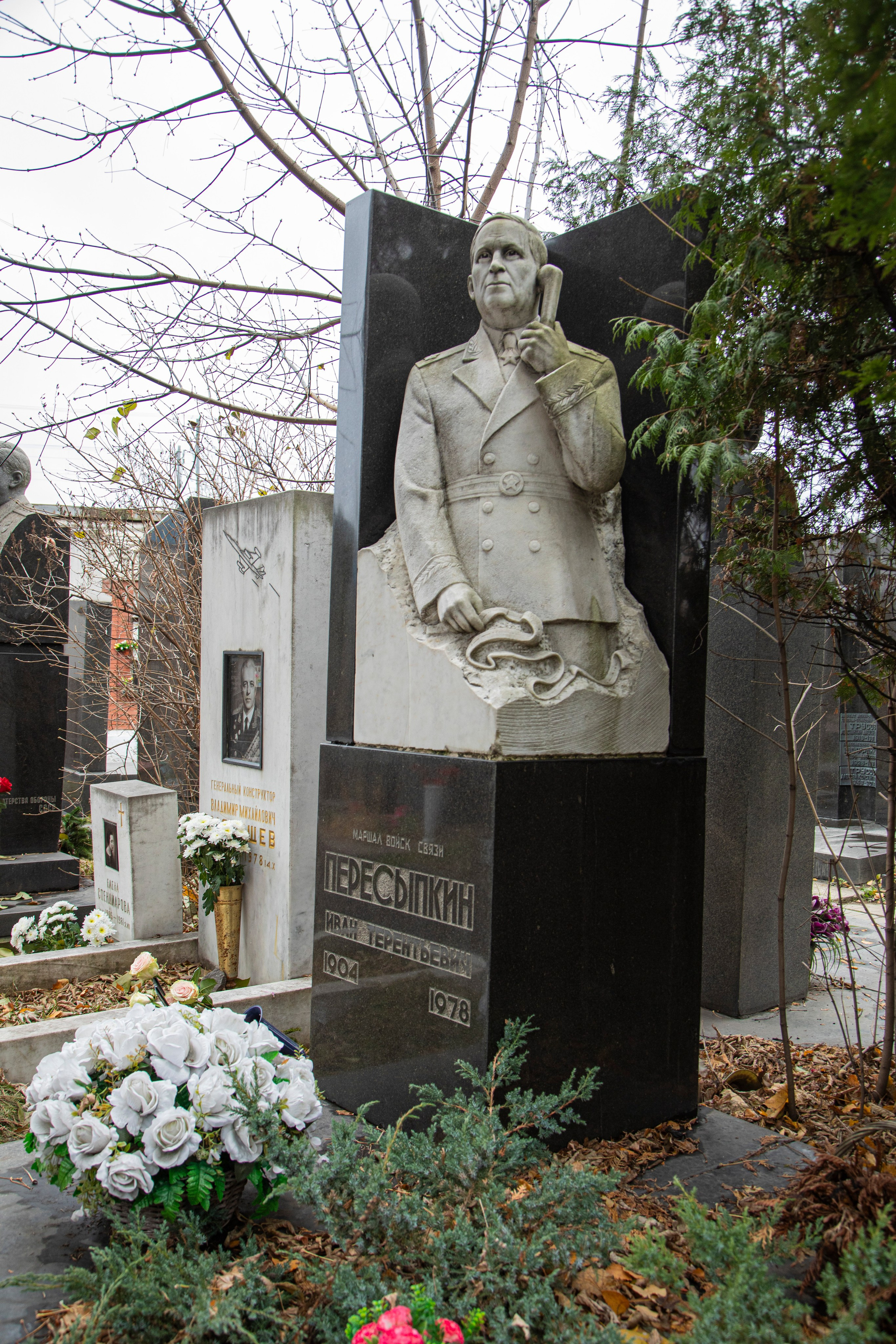 Осенняя прогулка по Новодевичьему кладбищу. Фотограф Сергей Ловкий