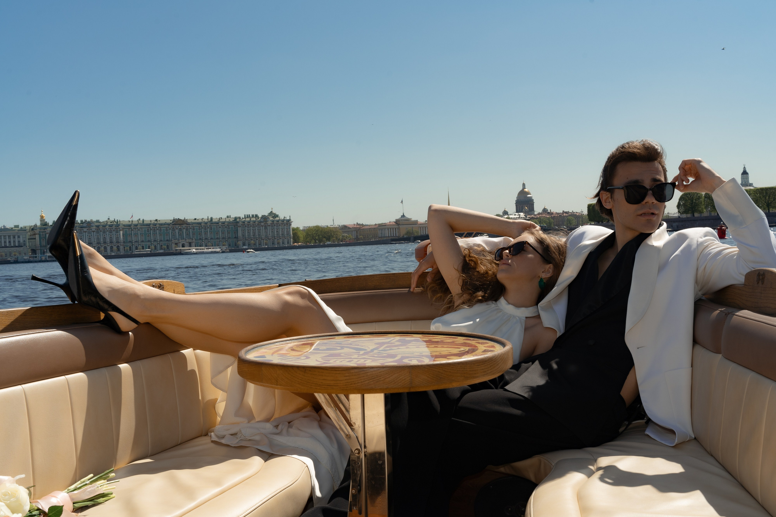 Свадебное утро в отеле Grand Memories и прогулка на катере по Неве. Свадебный фотограф Дмитрий Родионов — Санкт-Петербург и Ленинградская область