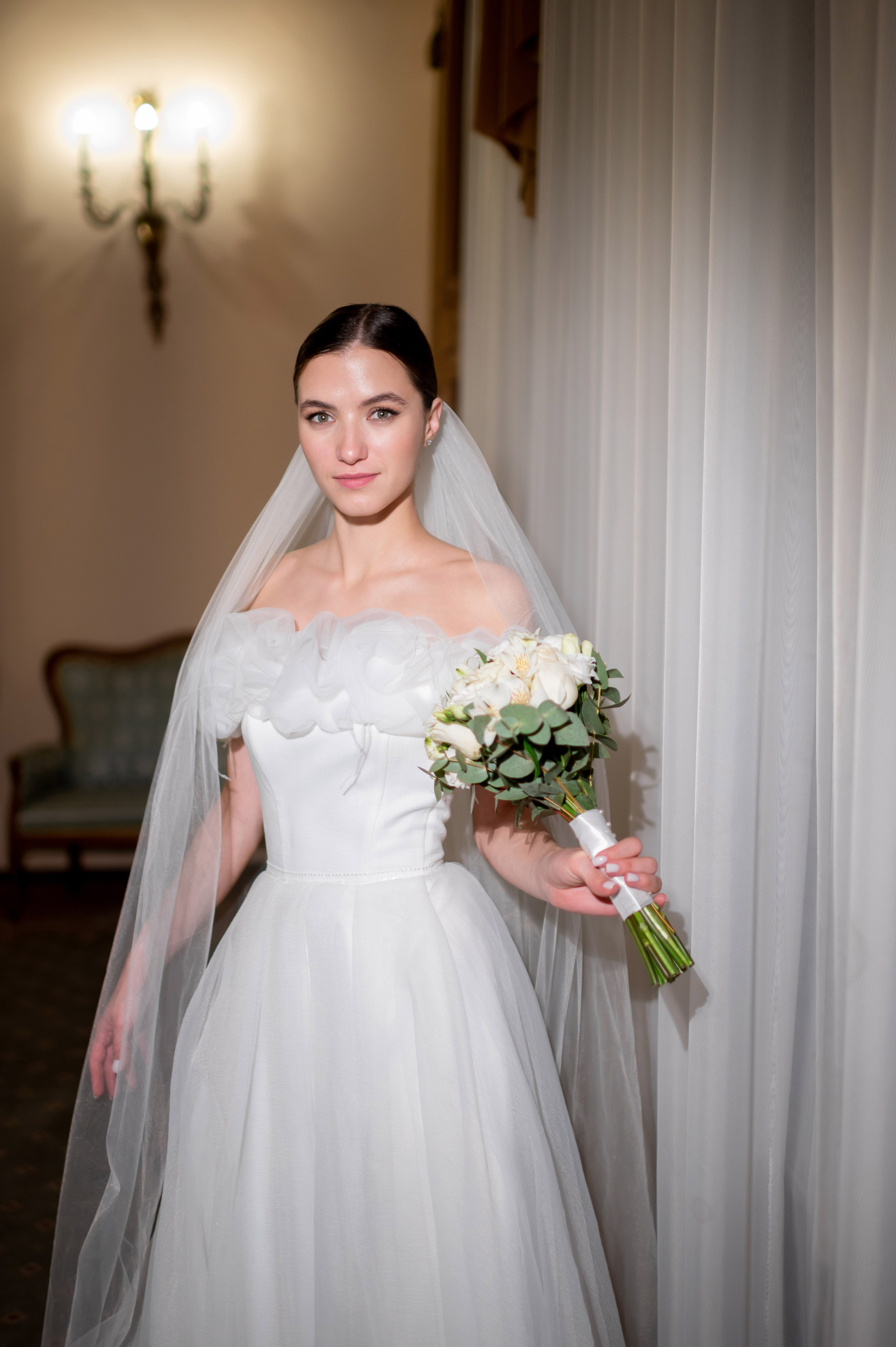 Осенняя великолепная свадебная прогулка жениха и невесты в октябре в Санкт-Петербурге в Михайловском парке и у Атлантов на Миллионной улице. Портретный, семейный и свадебный фотограф в Санкт-Петербурге и в Пушкине Ширяев Денис