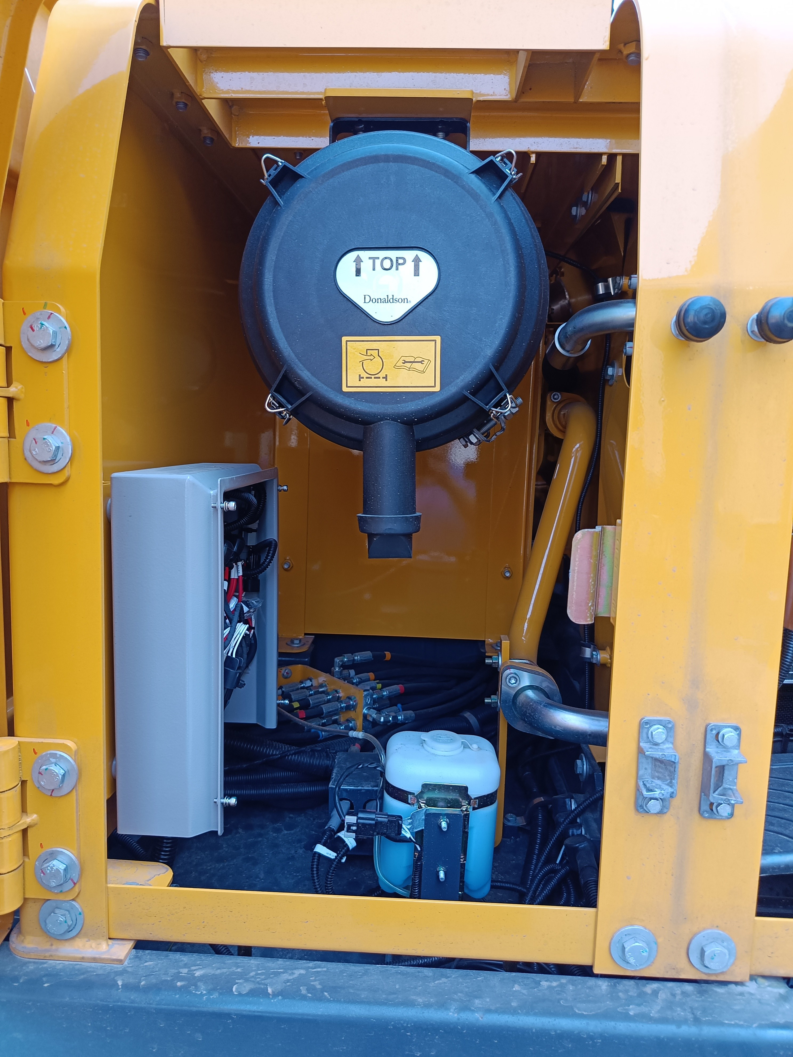 Фото гус. экс. Beezone В210EW. Продажа и обслуживание грузовой техники и спецтехники в г. Новосибирск компания СТИ