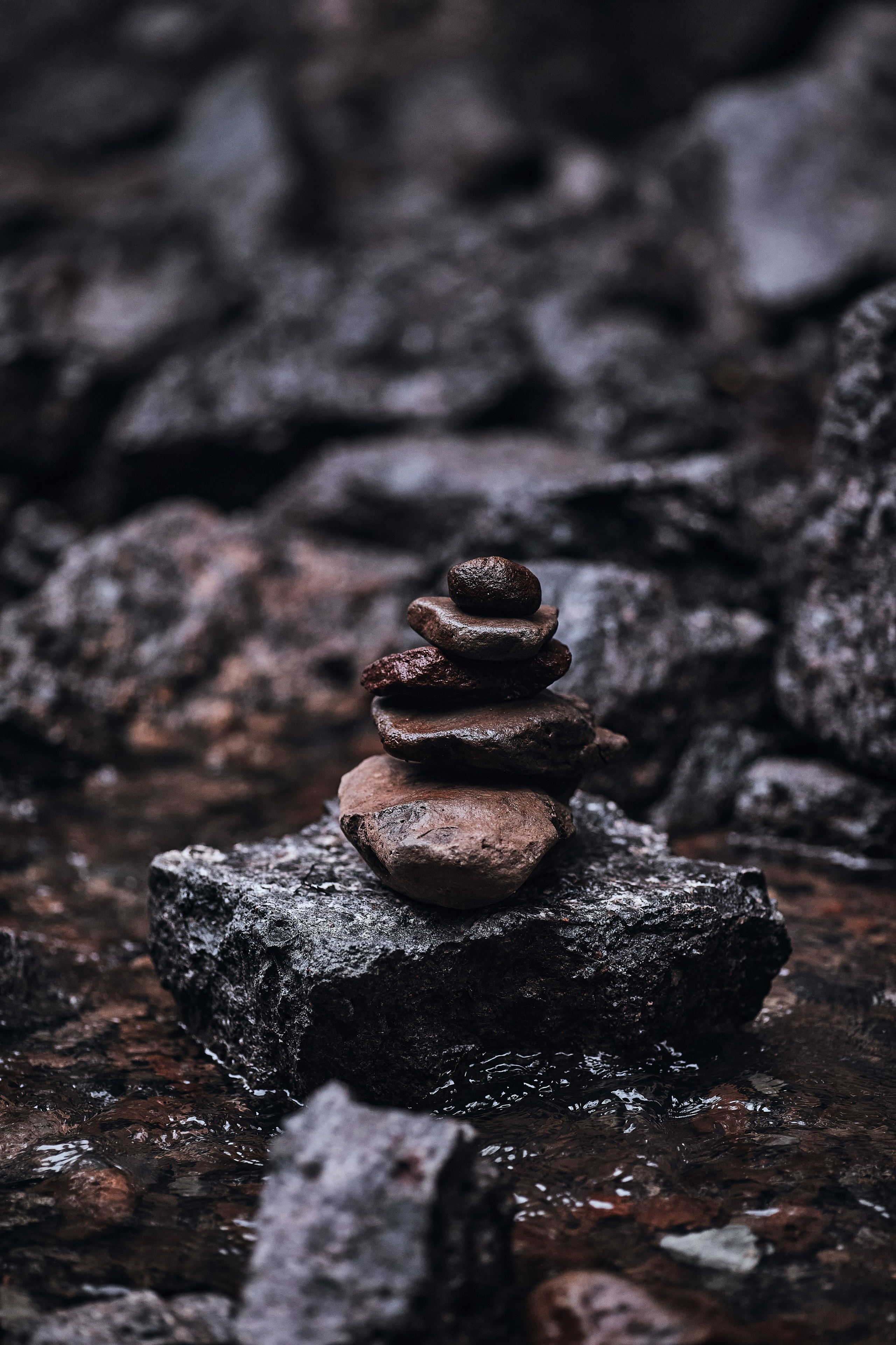 Дзен камни - вертикальное фото для бесплатного скачивания