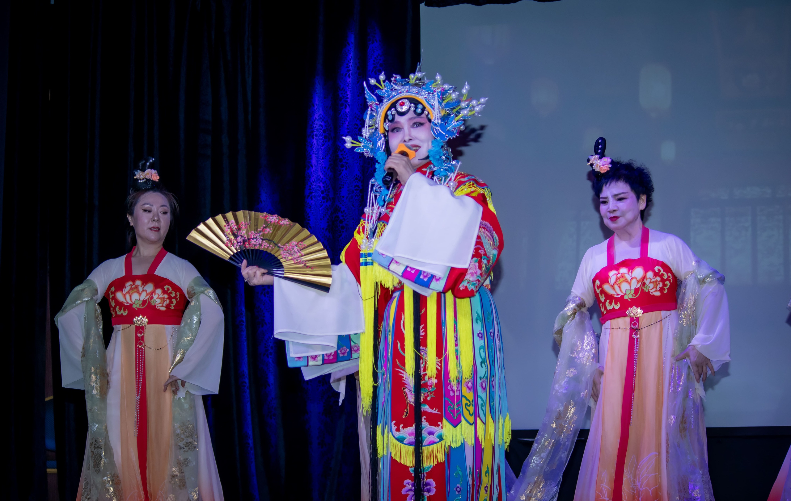 Артисты в национальных костюмах на сцене юбилея Радио «Птица» — репортажная съёмка мероприятия, Москва, фотограф Карасёва Елена