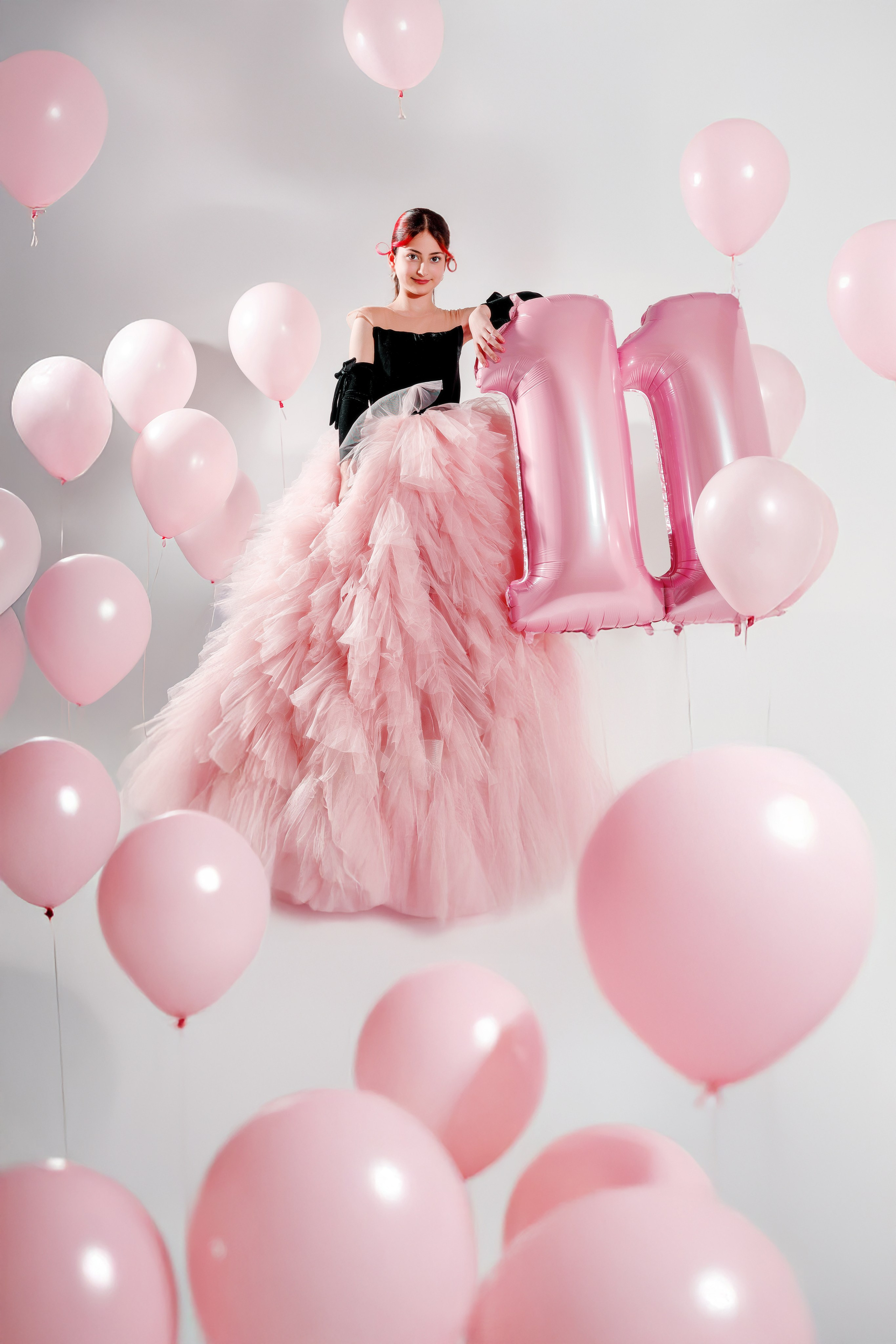 Каролина в нежно-розовом окружении воздушных шариков