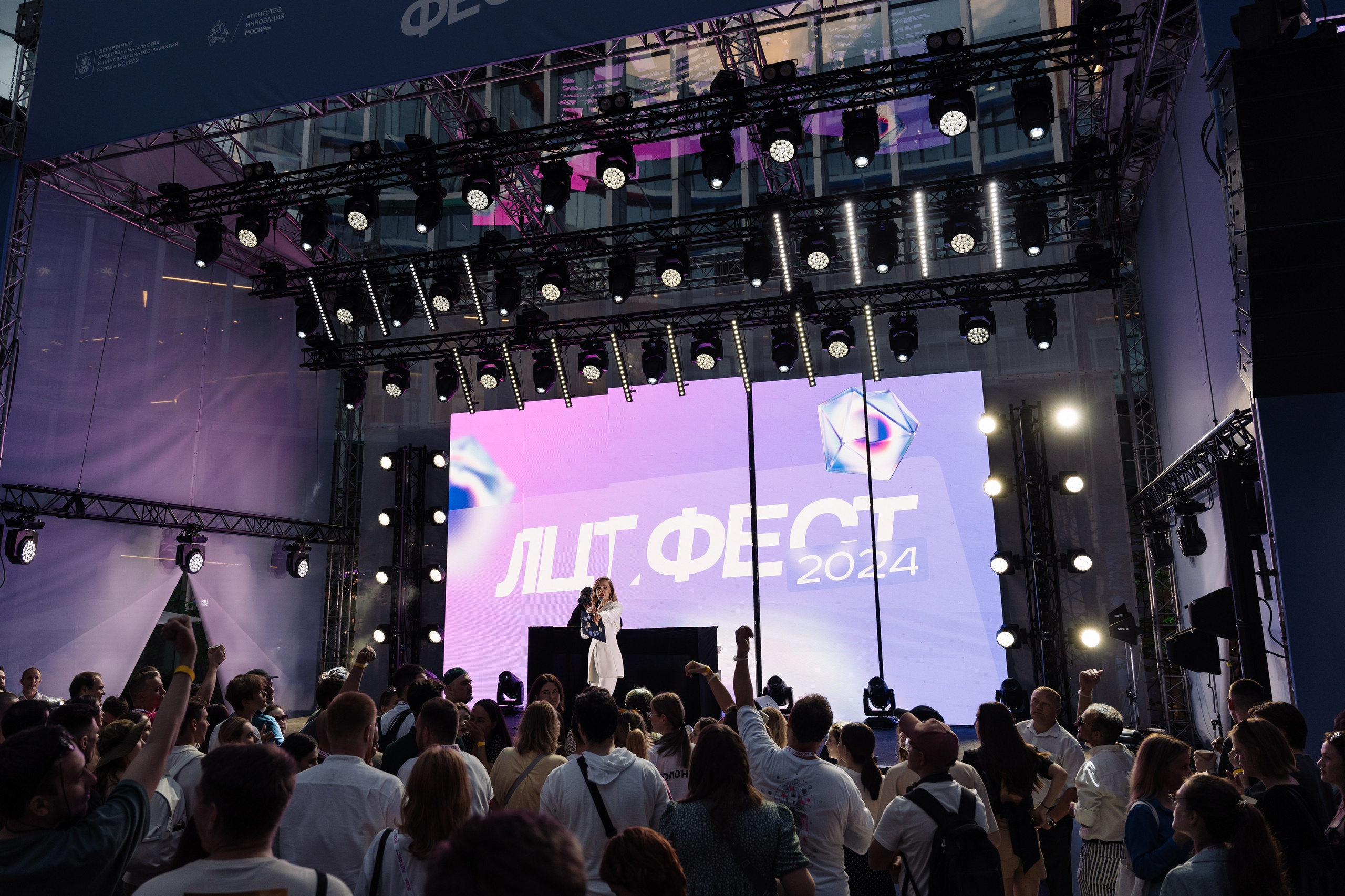 ЛЦТ ФЕСТ 2024 в арт кластере Ломоносов. Свадебные фотосессии в Москве. Фотограф Сергей Ржевский