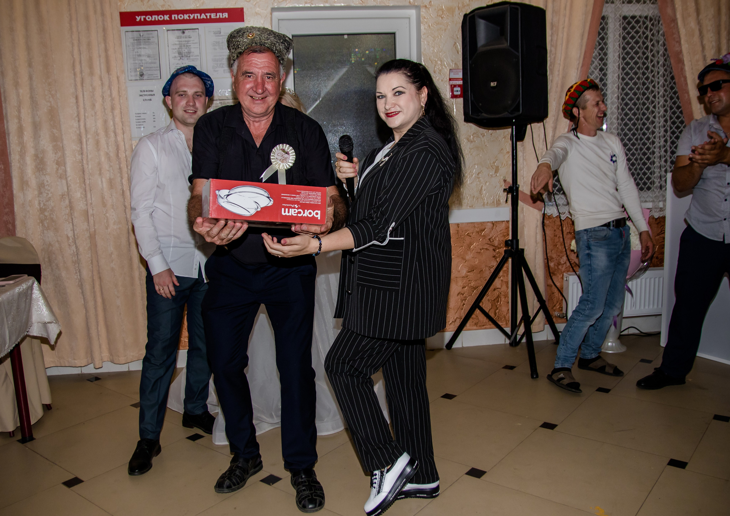 Ведущая Марина Гребенникова из Ростова на Дону готовится к началу мероприятия, проверяет заметки и улыбается на мероприятии в Краснодаре