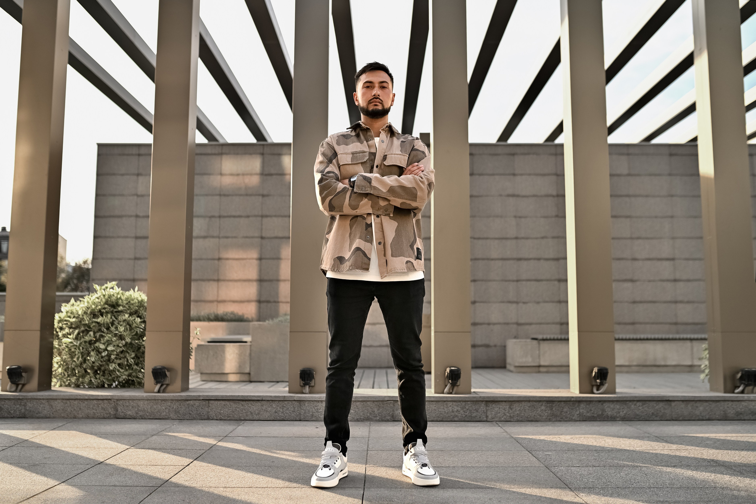 Дерзкий мужской портрет у деревянных панелей URBAN в Казани