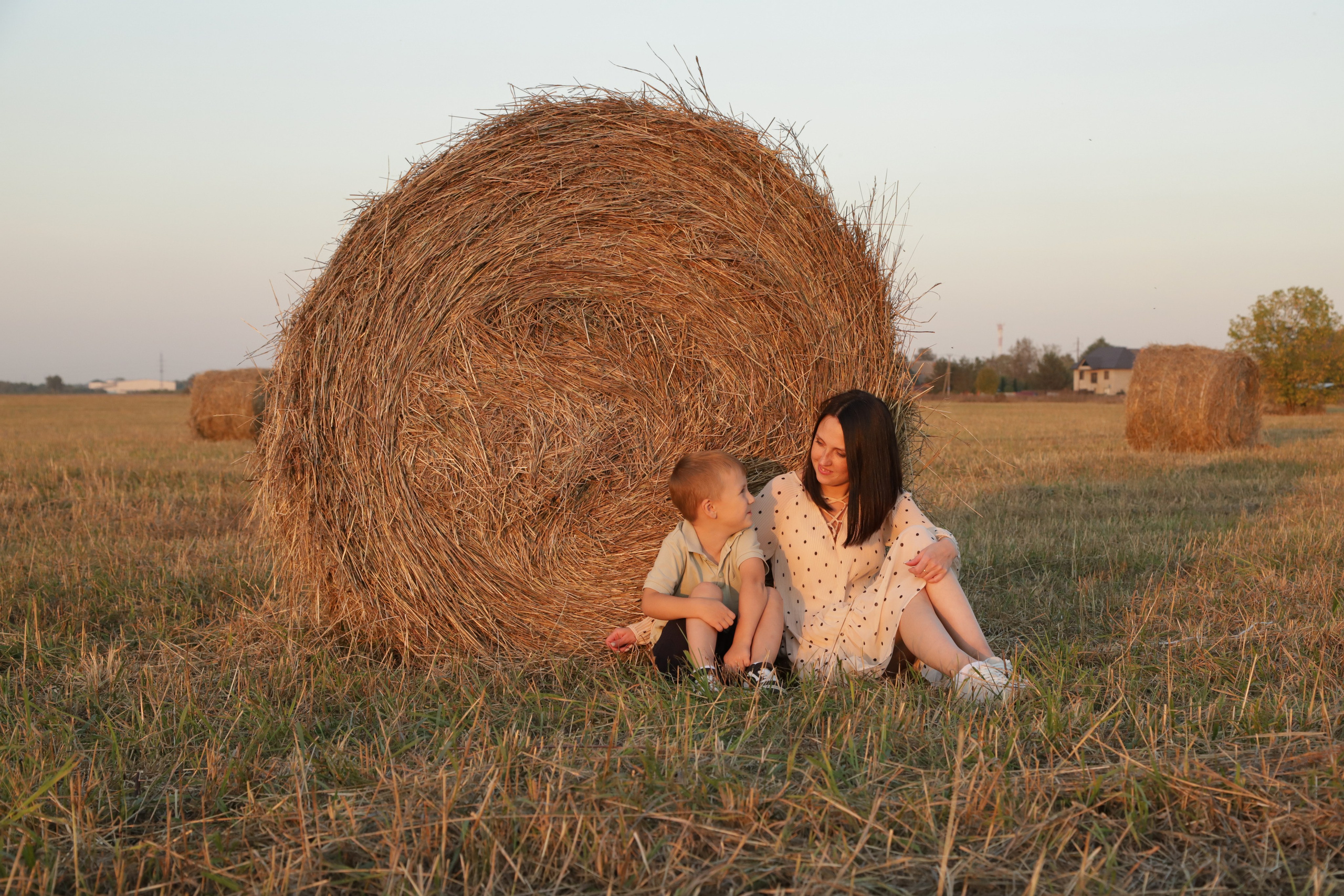 Мама с детьми в поле стога. Диана Николаева — фотограф город Балашиха