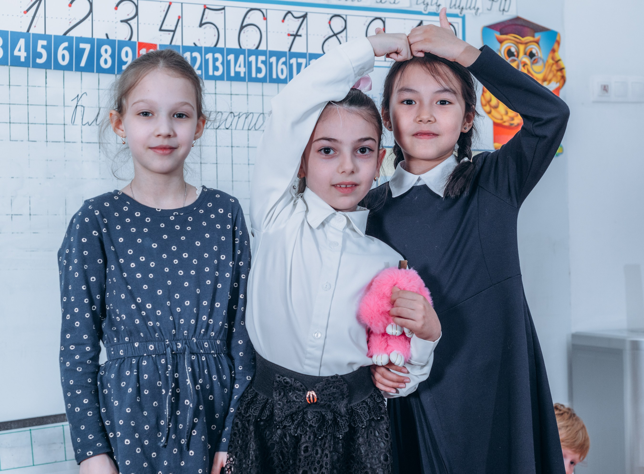 Выпускной альбом 1 класса — фотосессия в школе, деликатная ретушь и дизайн в Москве. MILATE — выпускные альбомы, фотосессии и видео в Москве