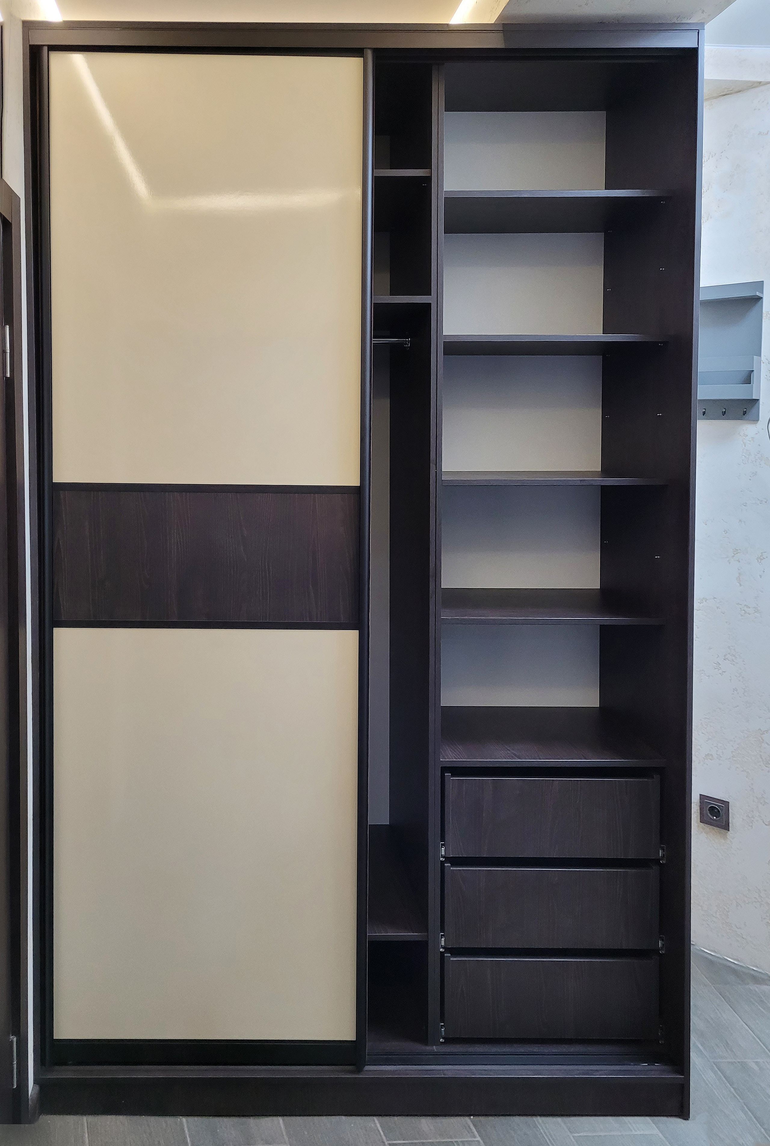 Шкафы, гардеробные и прихожие на заказ в Евпатории. Мебель на заказ в Евпатории