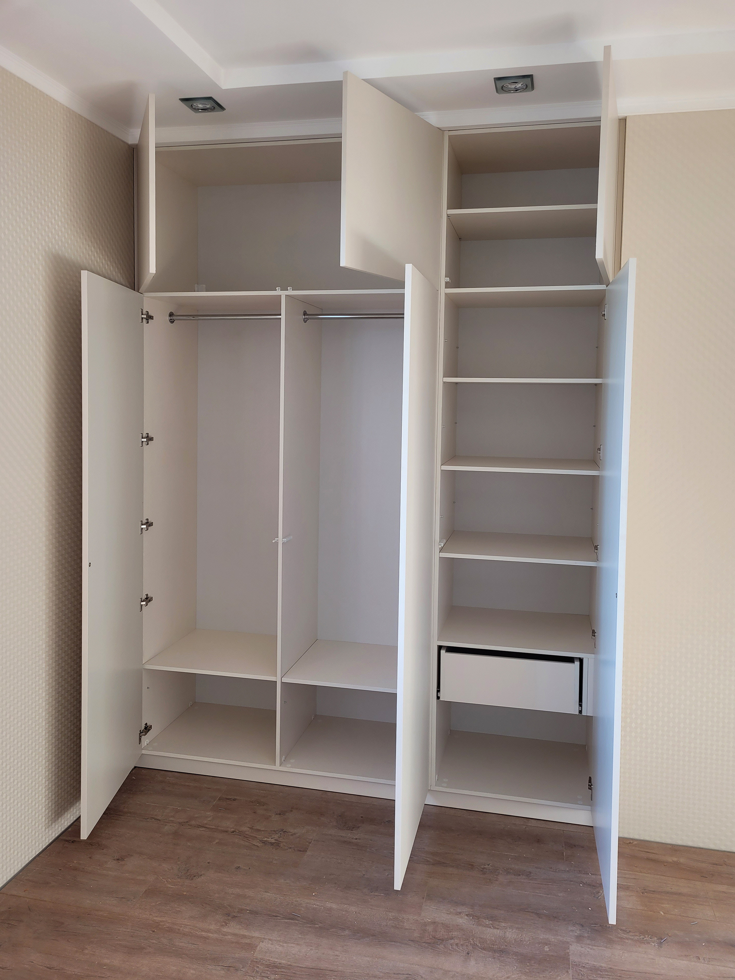 Шкафы, гардеробные и прихожие на заказ в Евпатории. Мебель на заказ в Евпатории