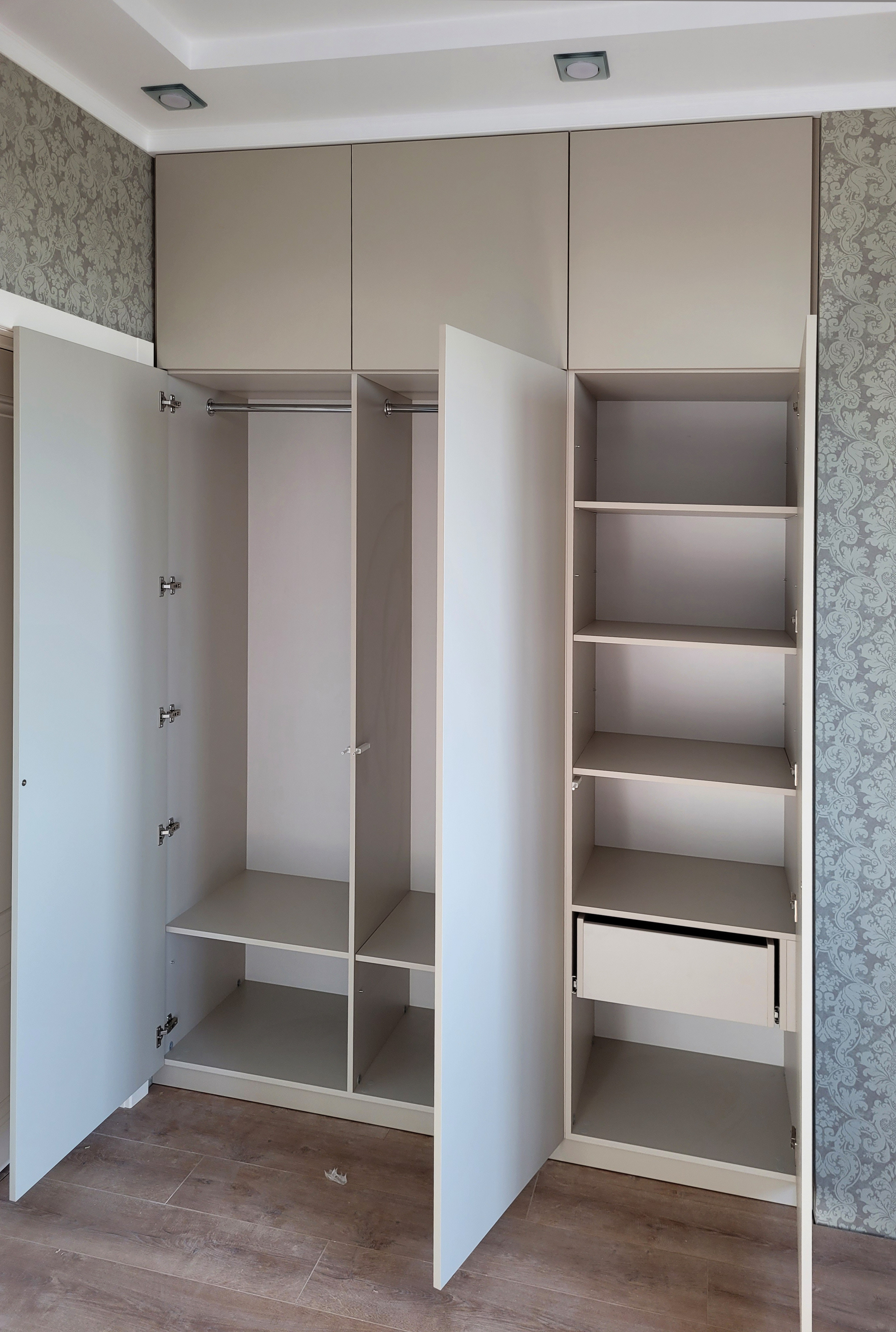 Шкафы, гардеробные и прихожие на заказ в Евпатории. Мебель на заказ в Евпатории