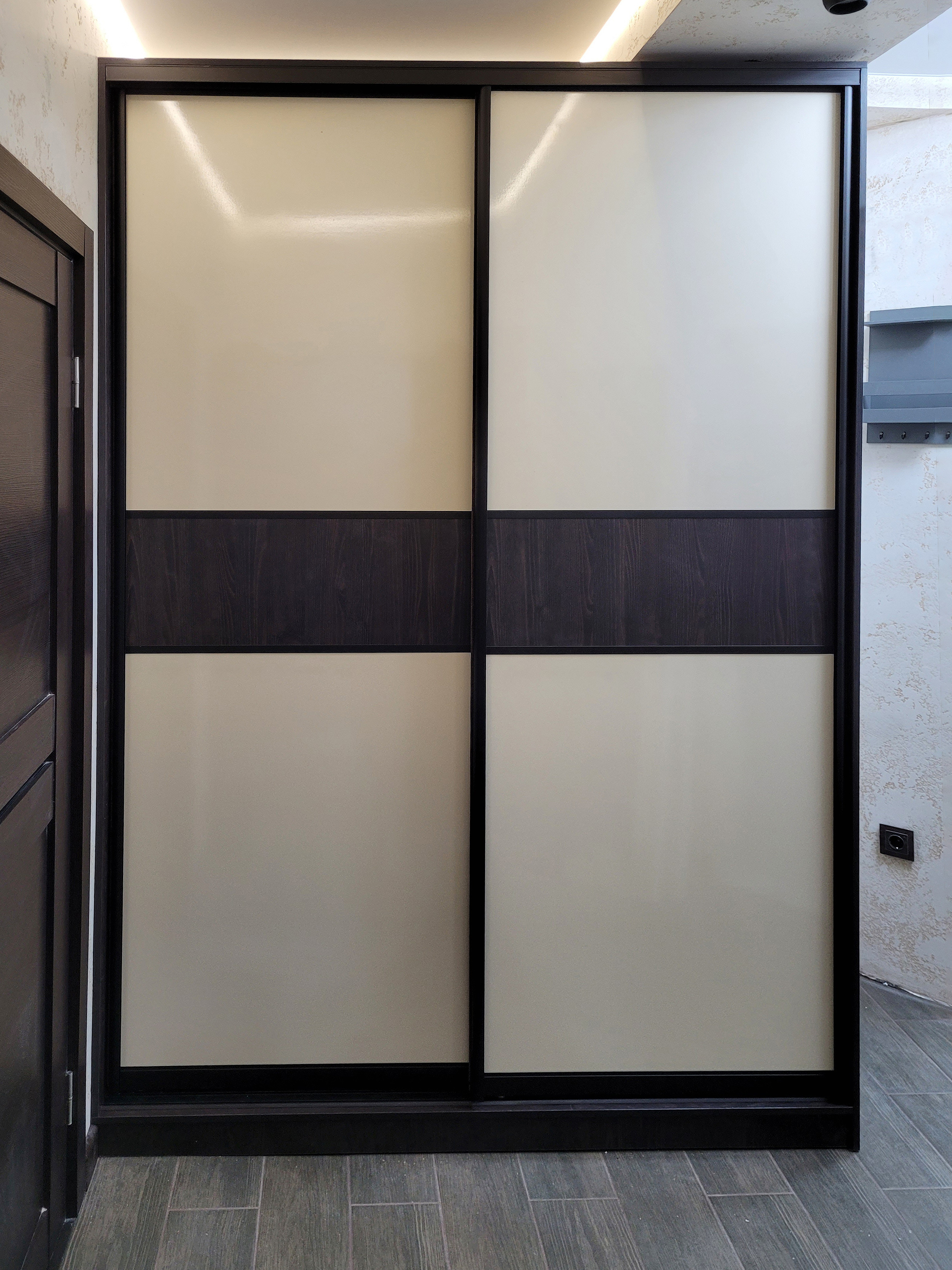 Шкафы, гардеробные и прихожие на заказ в Евпатории. Мебель на заказ в Евпатории