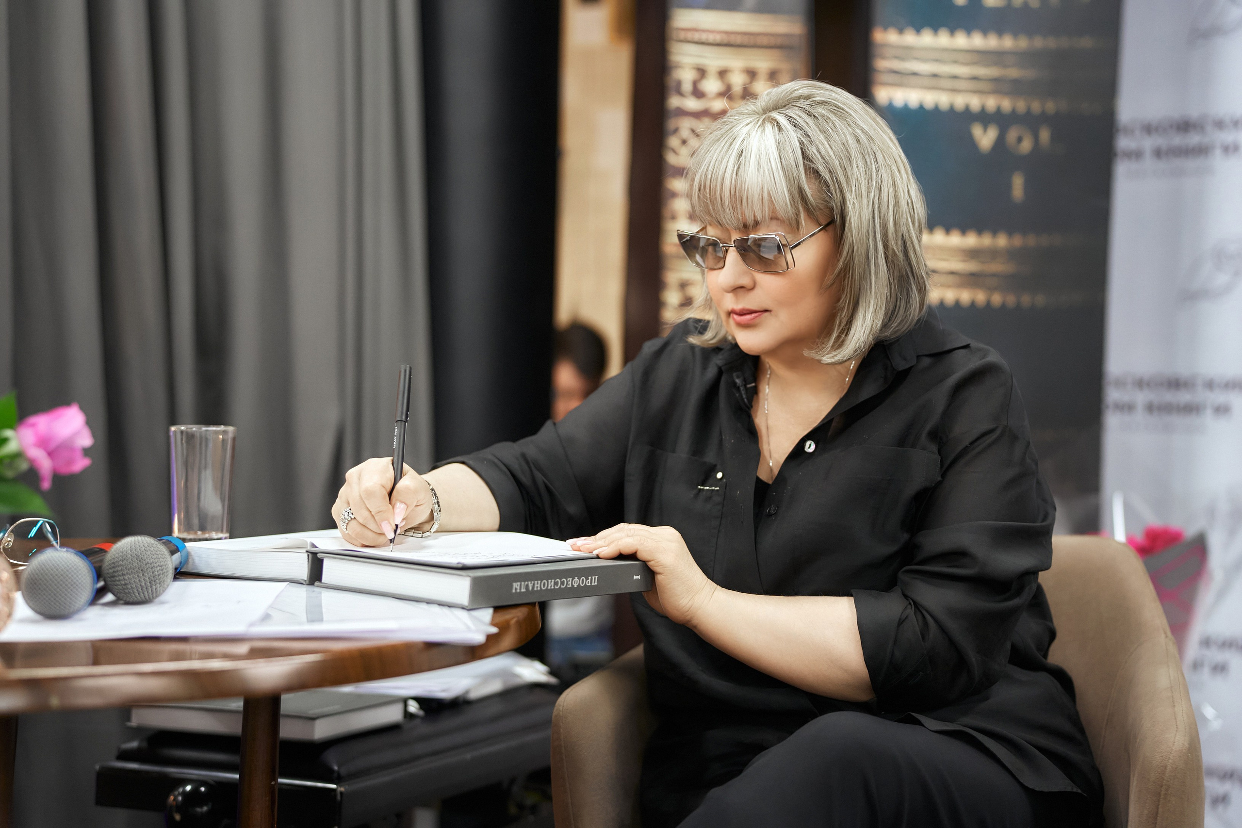 Презентация книги «Профессионалы» в Московском доме книги на Арбате. Александр Падежов — фотограф в Москве | Репортаж, бизнес, студия, свадьбы, семья