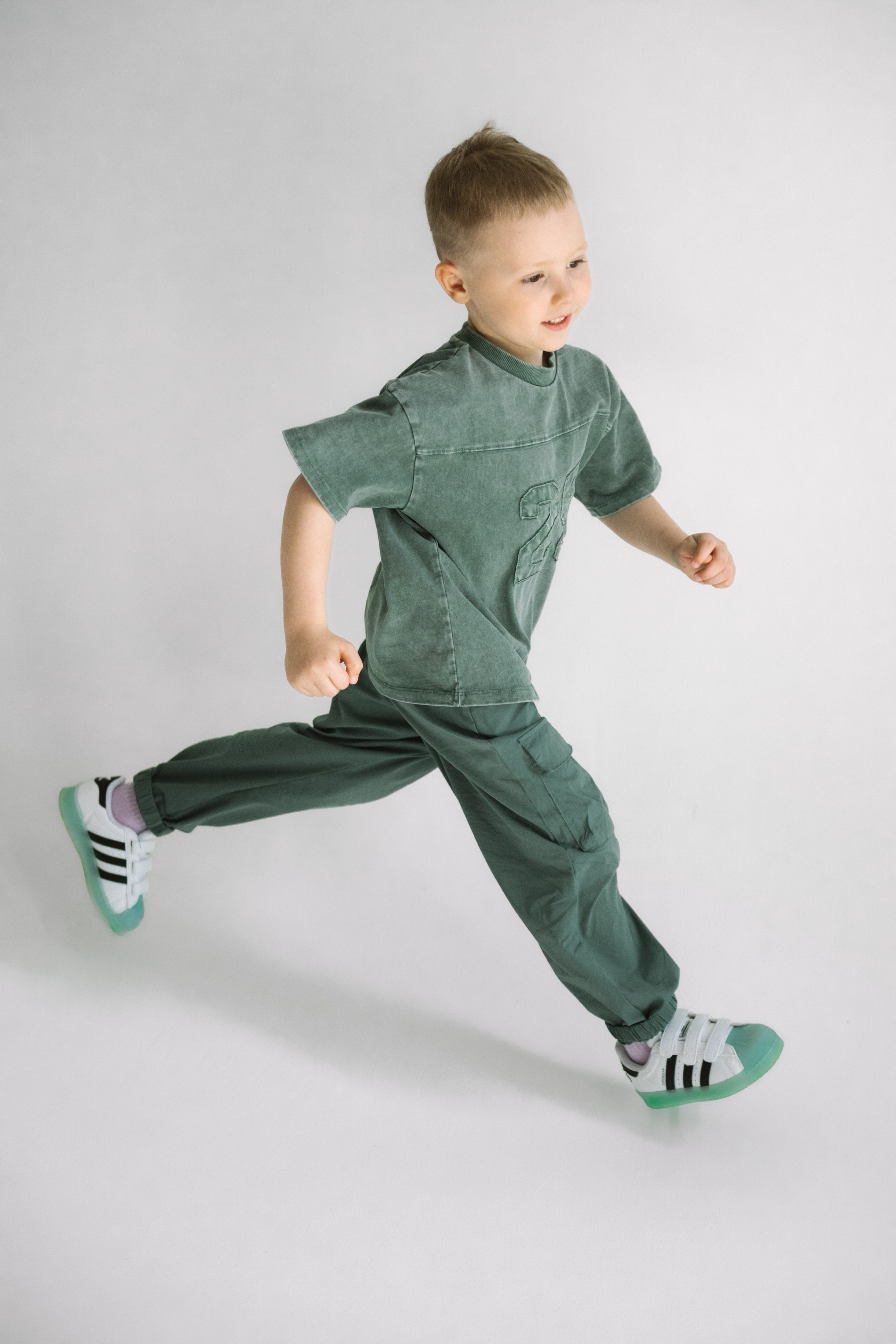 Детская фотосессия в студии — это волшебное приключение! Смешные позы, искренний смех и живые эмоции