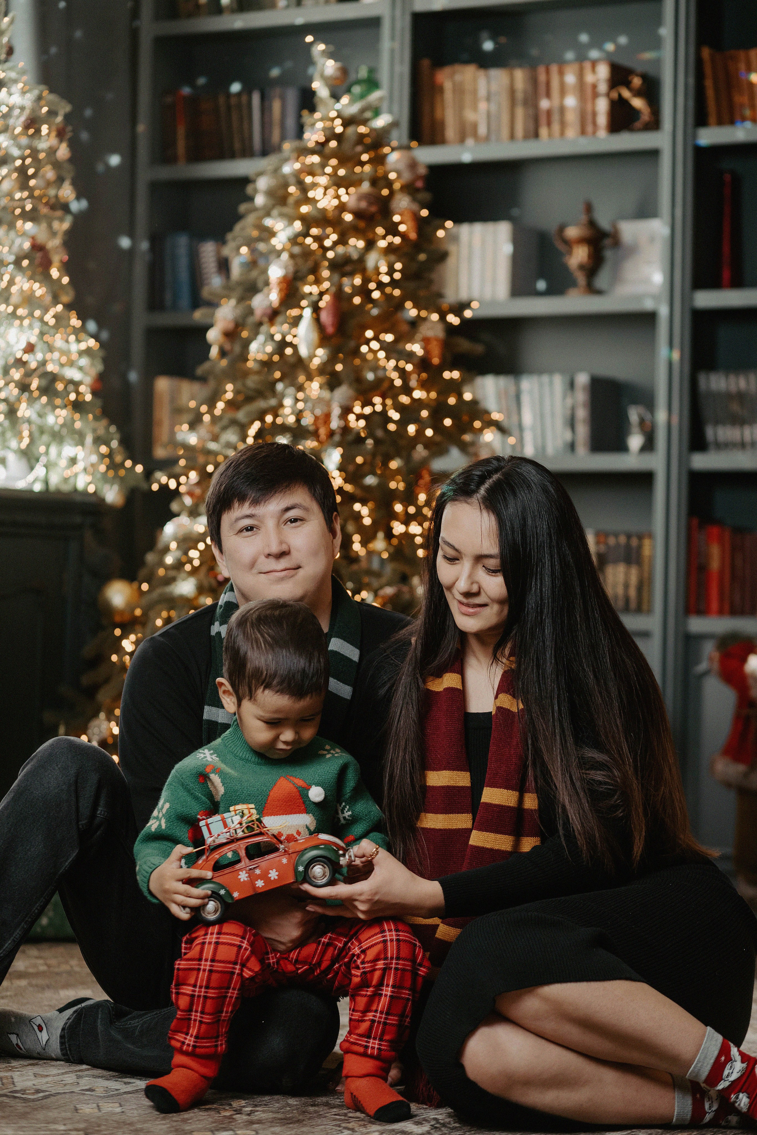 Семейная фотосессия Бахыт, Алем и Берика в фотостудии 2Stula. Свадебный, семейный и портретный фотограф в Алматы, Костанай