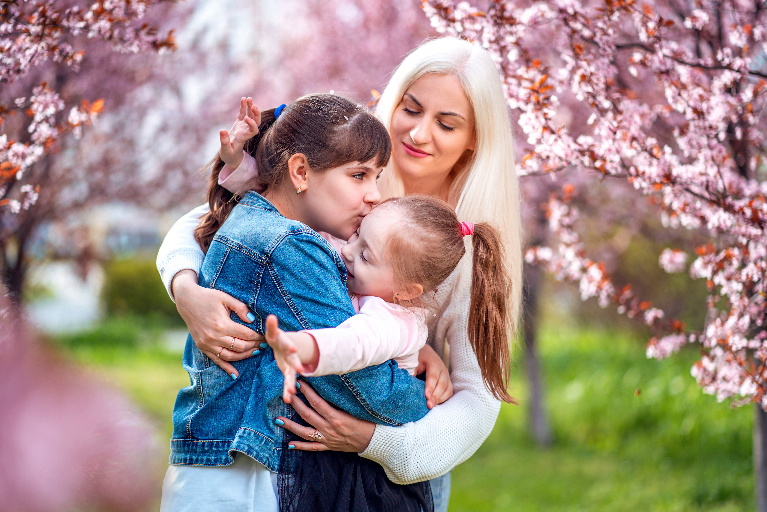 Полина с дочками в цветущем саду. Семейный и детский фотограф в Ростове-на-Дону Екатерина Шевченко