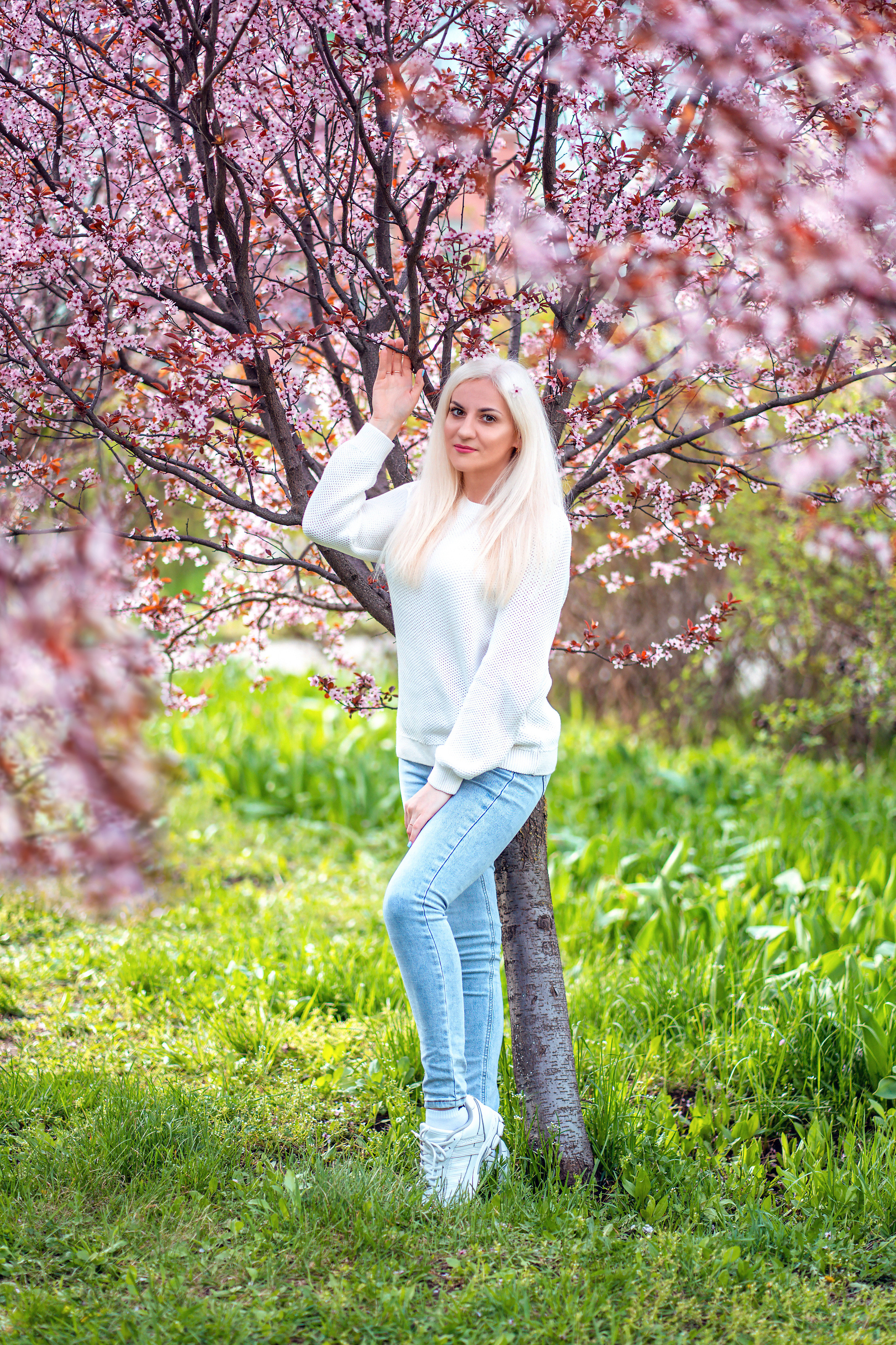 Полина с дочками в цветущем саду. Семейный и детский фотограф в Ростове-на-Дону Екатерина Шевченко