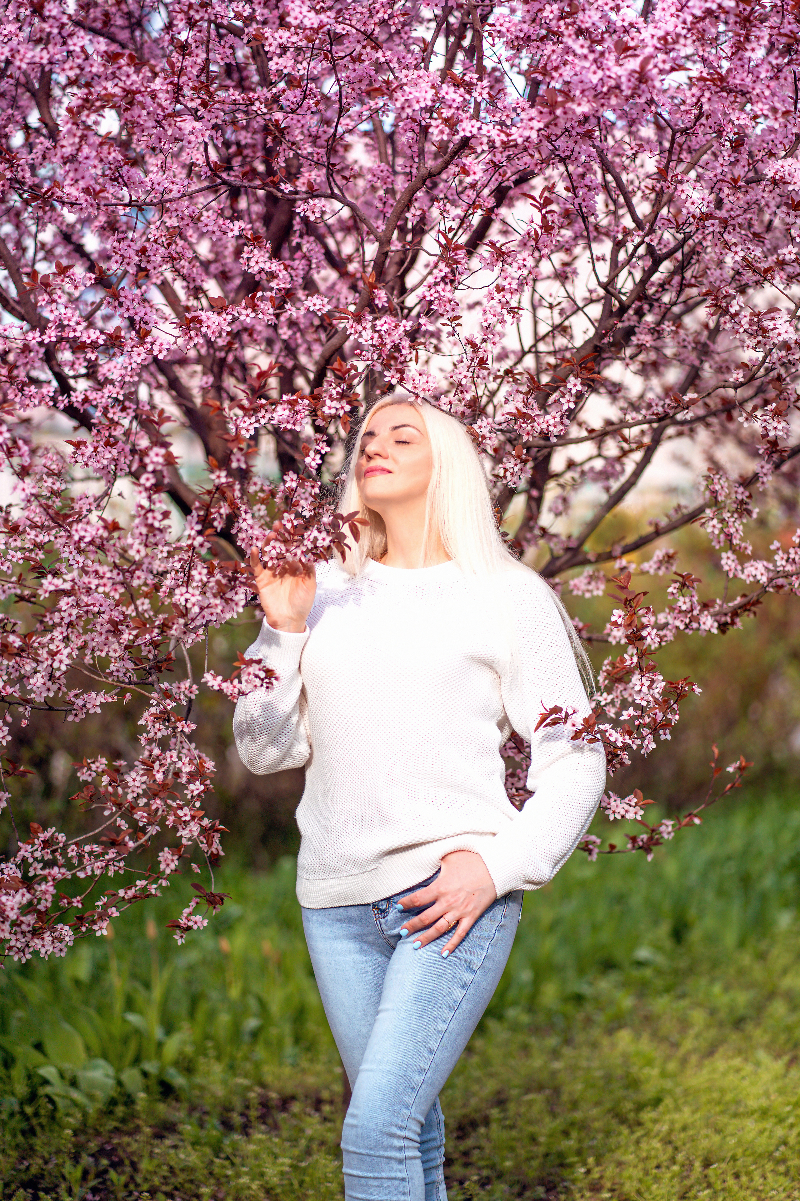 Полина с дочками в цветущем саду. Семейный и детский фотограф в Ростове-на-Дону Екатерина Шевченко