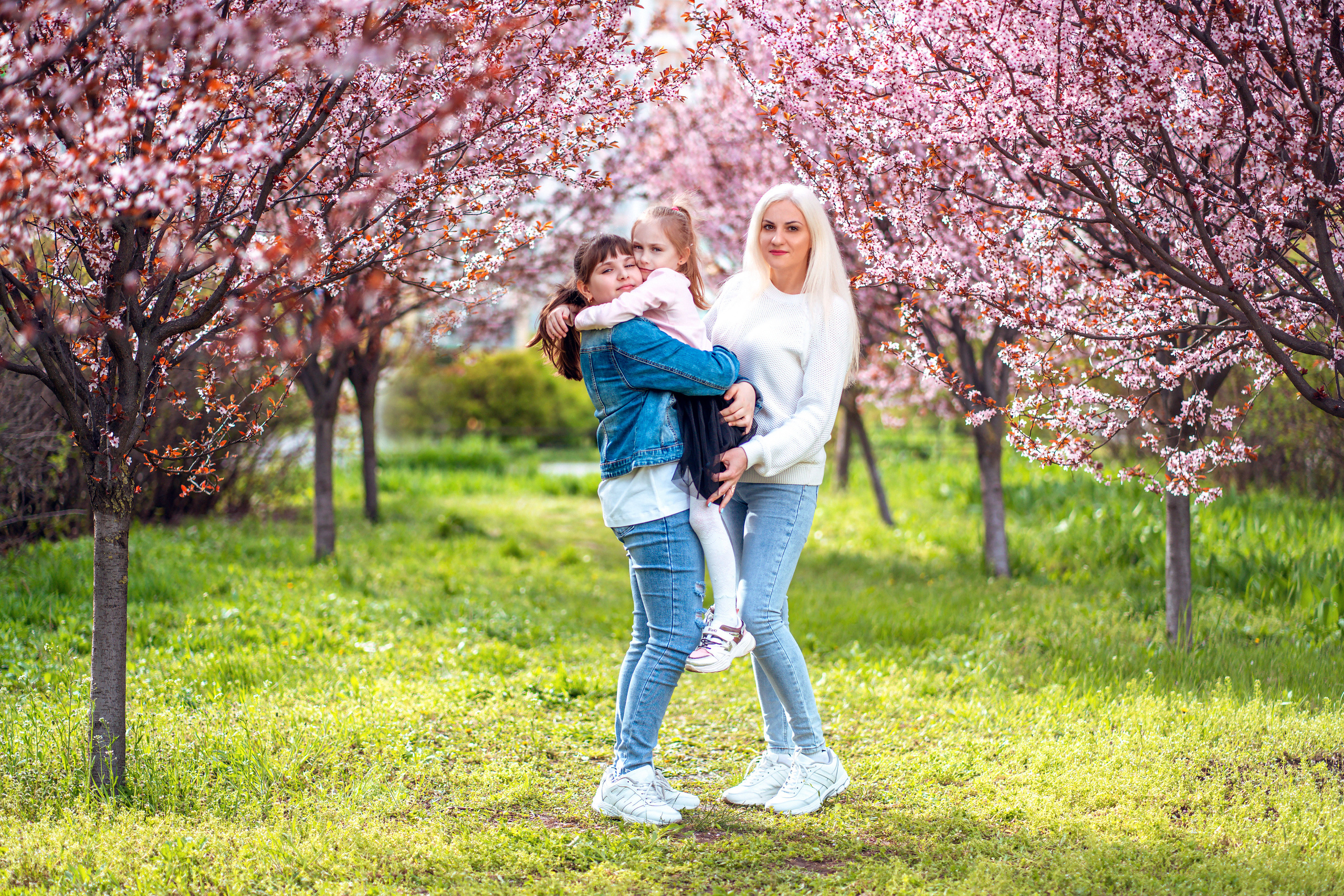 Полина с дочками в цветущем саду. Семейный и детский фотограф в Ростове-на-Дону Екатерина Шевченко