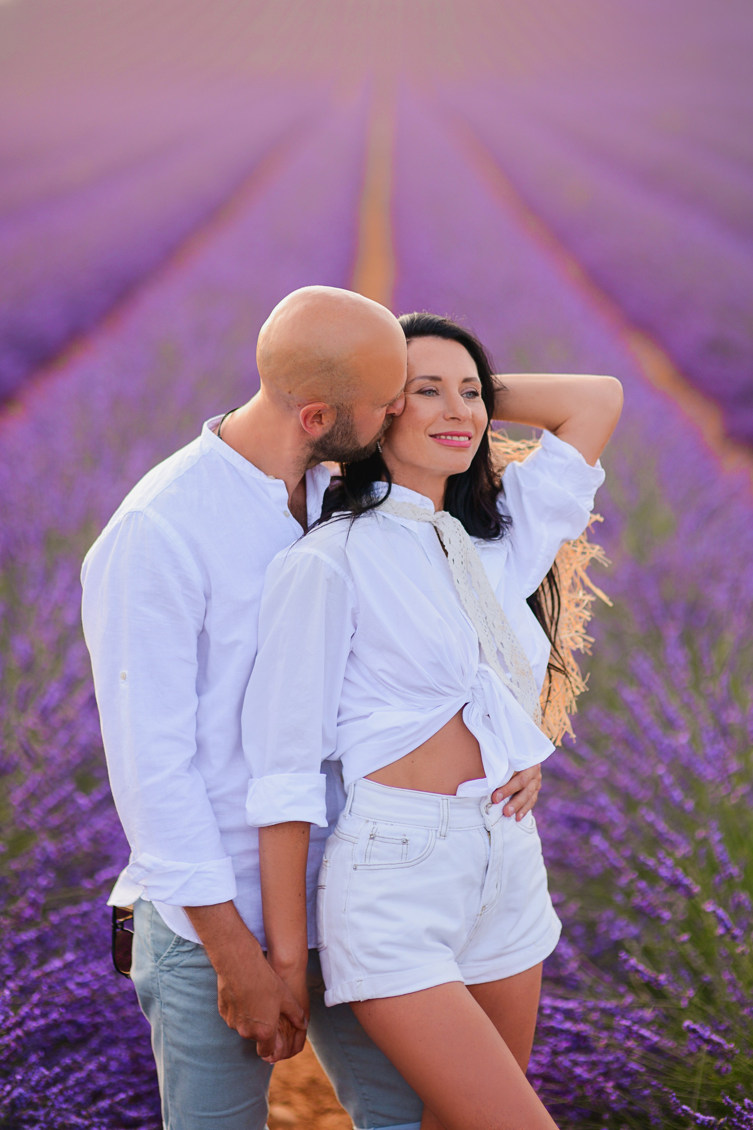 Séances photo dans les champs de lavande 2026. Photographer in Provence Julia Lipiainen