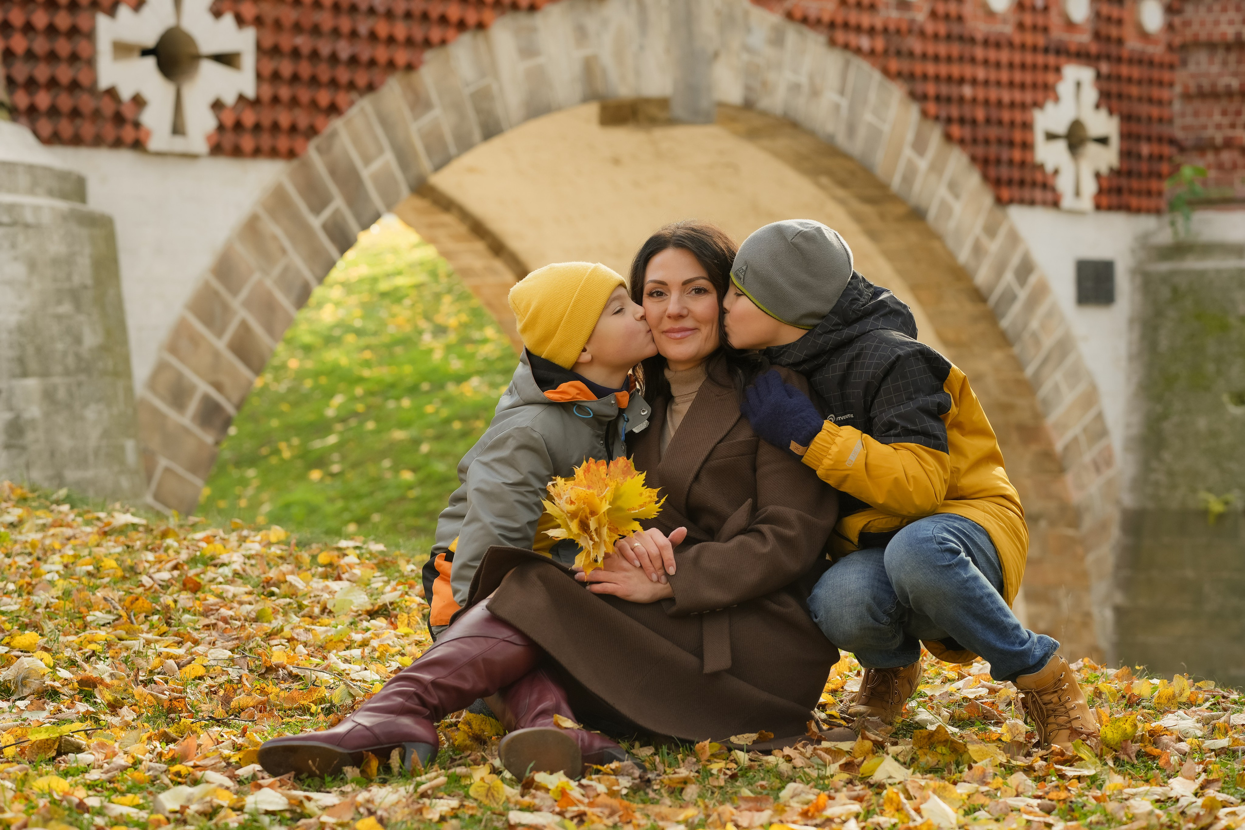 Семья на фотопрогулке золотой осенью