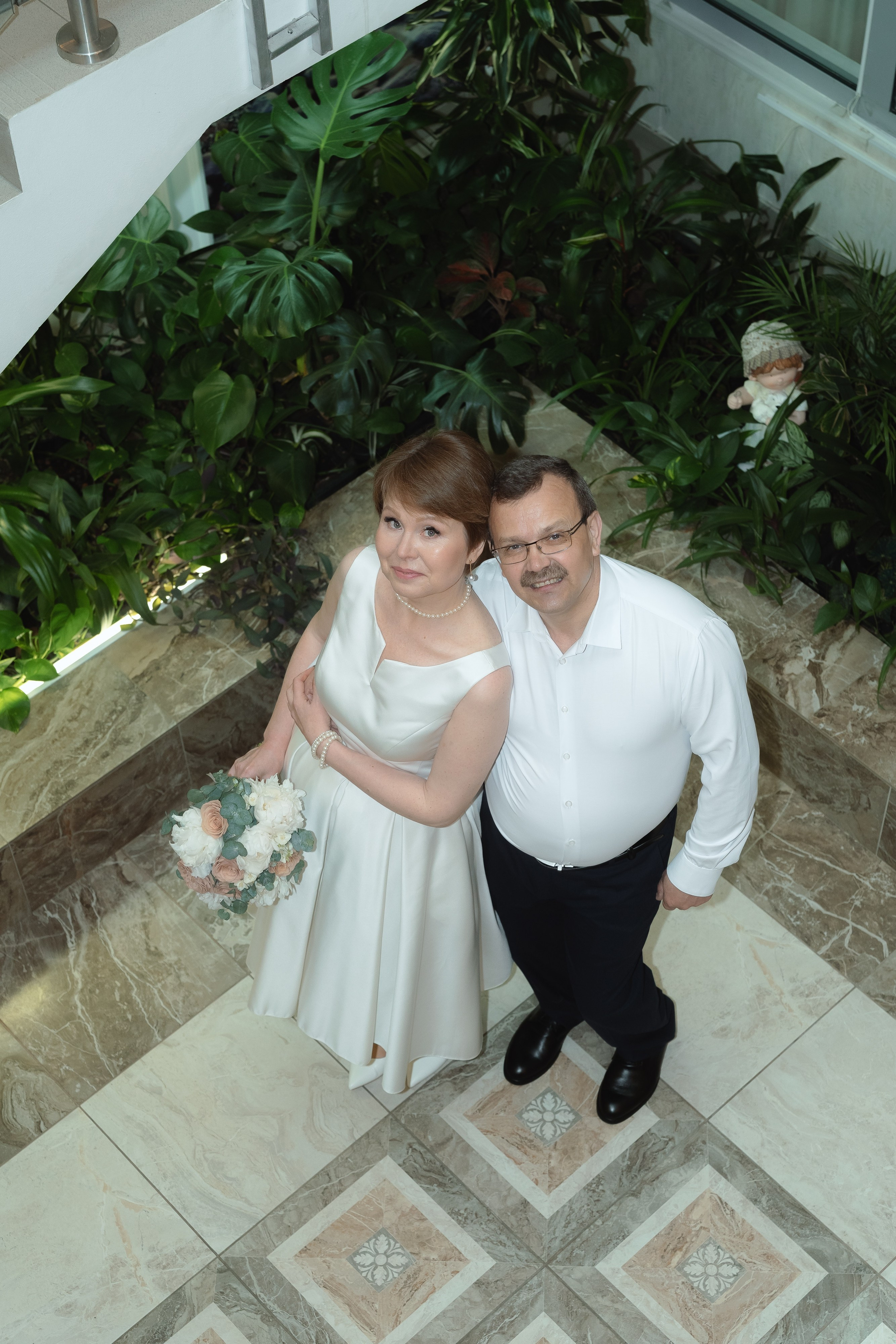 Молодожёны в интерьере ЗАГСа