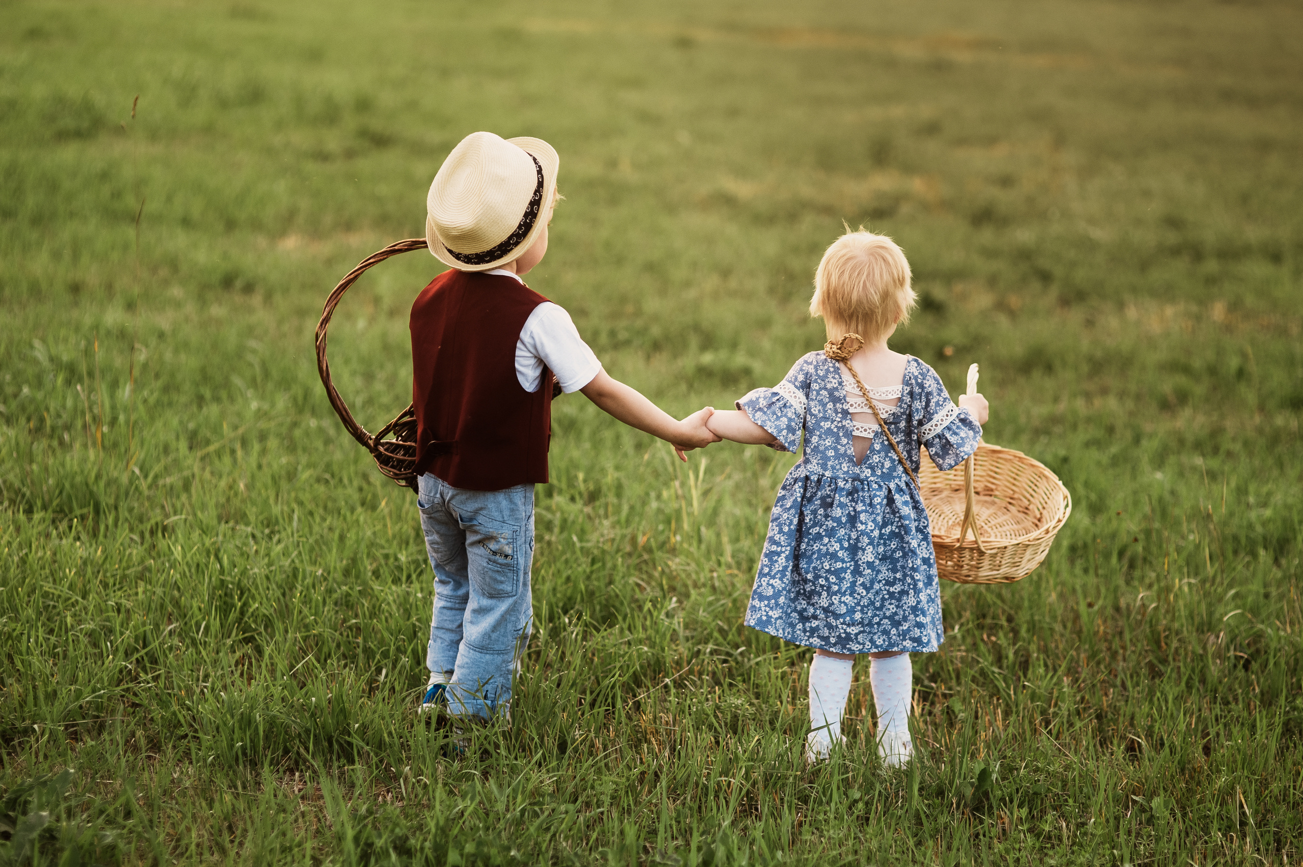 Фотосессия семьи с маленьким детьми в поле. Портретный фотограф в Москве, Московской области. Деловой портрет