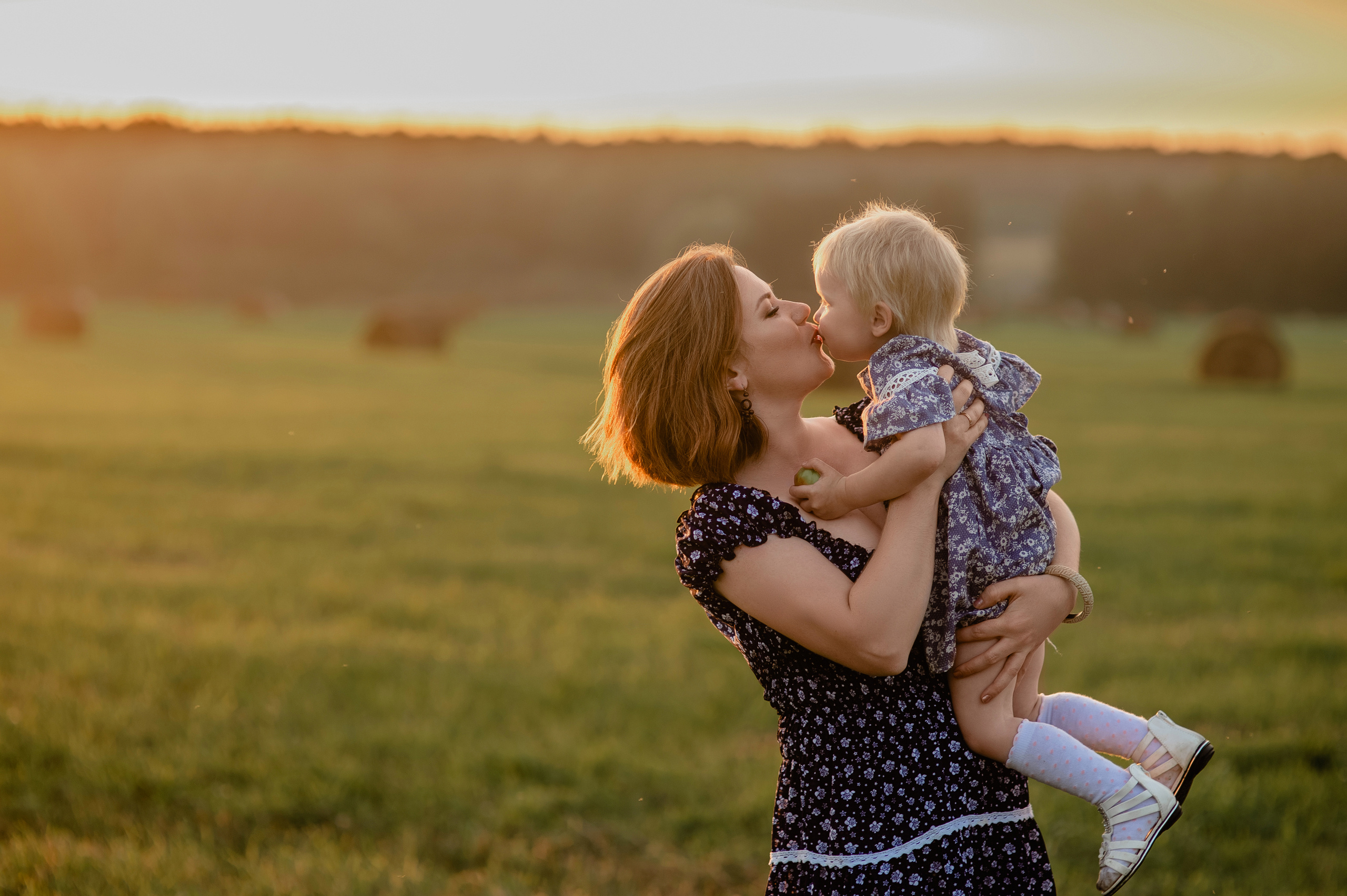 Фотосессия семьи с маленьким детьми в поле. Портретный фотограф в Москве, Московской области. Деловой портрет