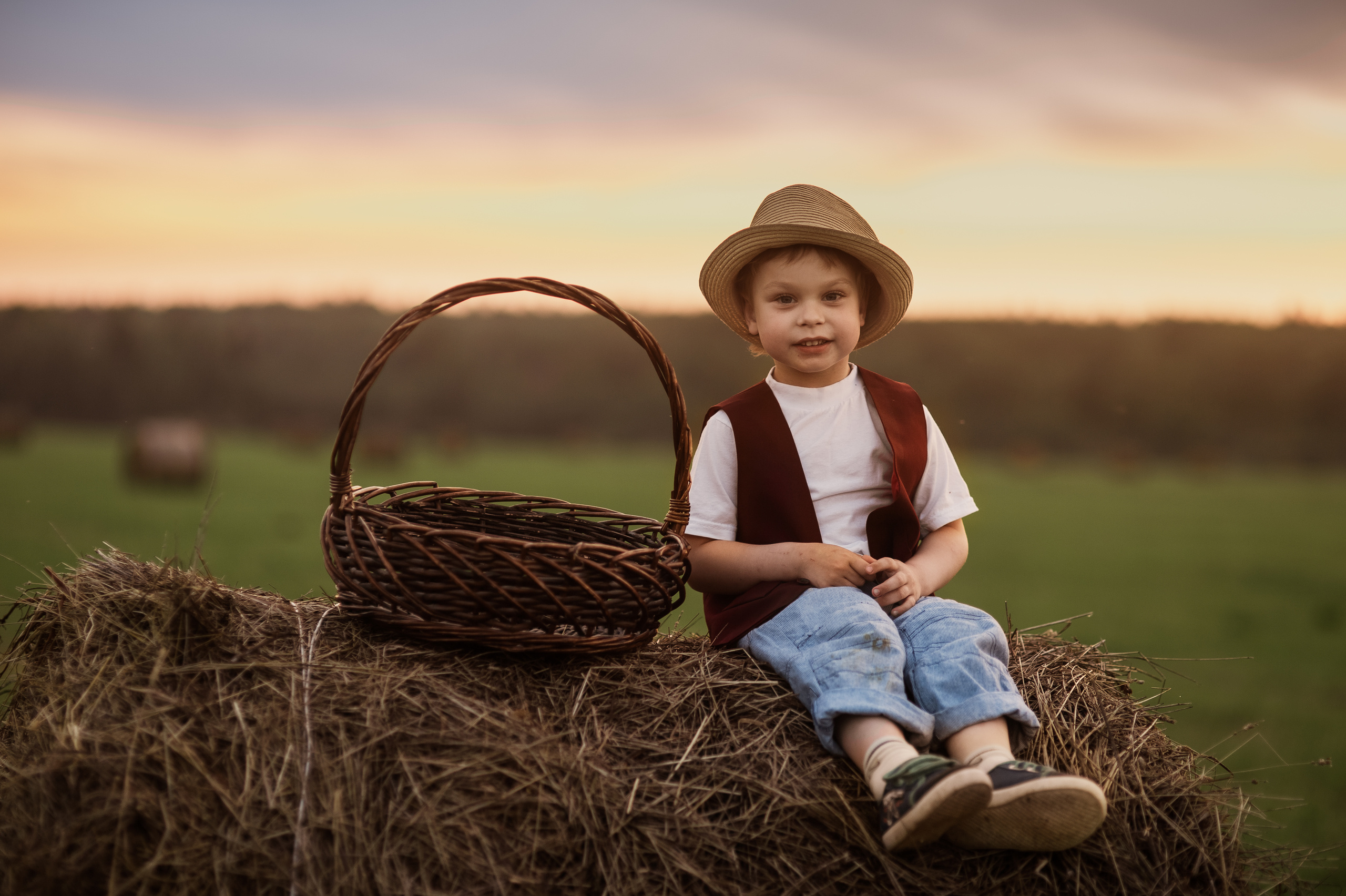 Фотосессия семьи с маленьким детьми в поле. Портретный фотограф в Москве, Московской области. Деловой портрет