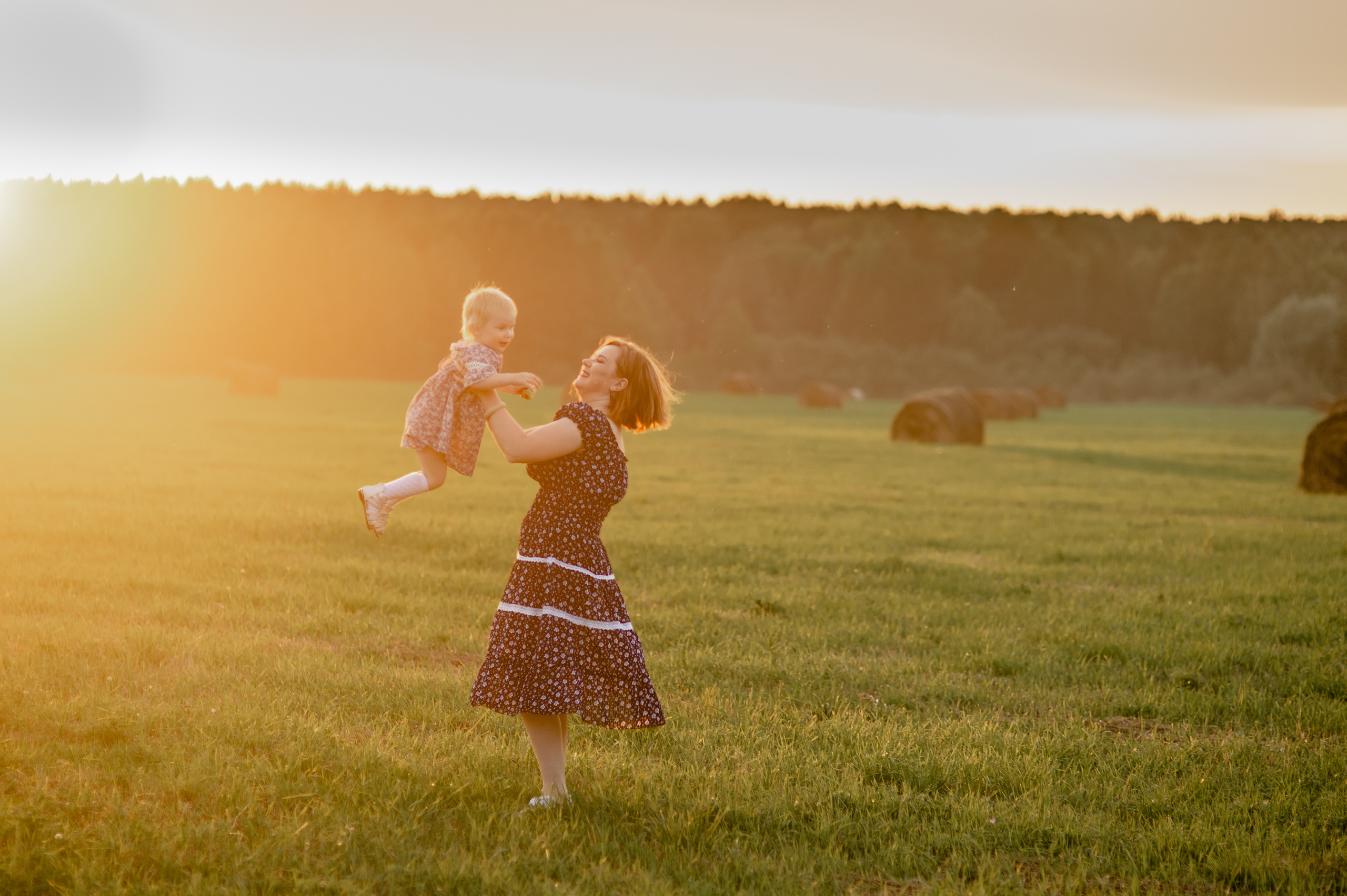 Фотосессия семьи с маленьким детьми в поле. Портретный фотограф в Москве, Московской области. Деловой портрет