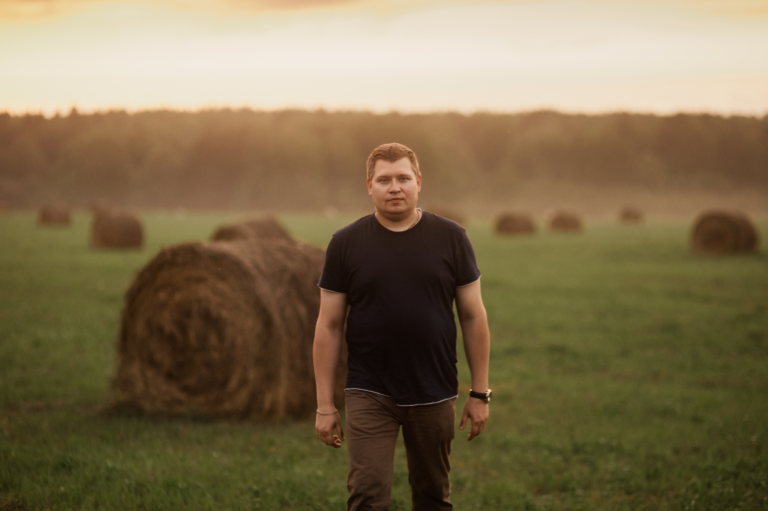 Фотосессия семьи с маленьким детьми в поле. Портретный фотограф в Москве, Московской области. Деловой портрет