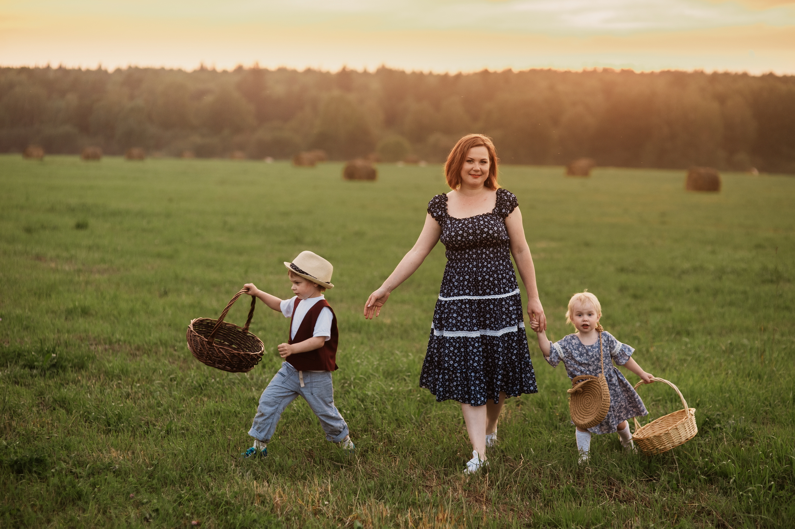Фотосессия семьи с маленьким детьми в поле. Портретный фотограф в Москве, Московской области. Деловой портрет