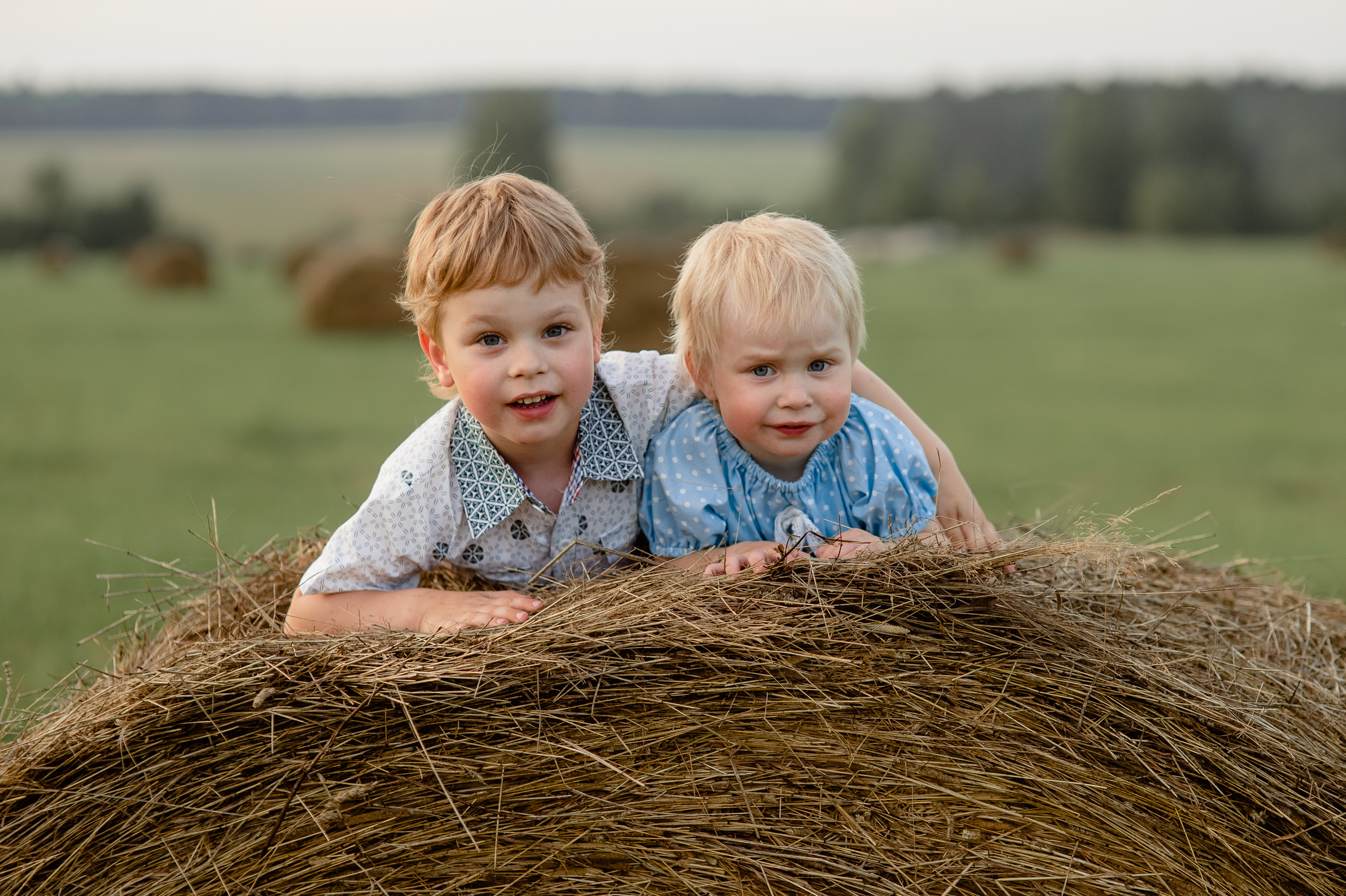 Фотосессия семьи с маленьким детьми в поле. Портретный фотограф в Москве, Московской области. Деловой портрет