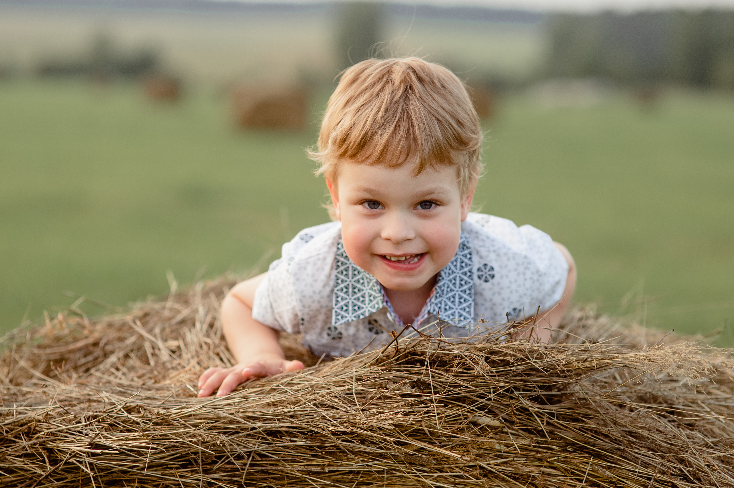 Фотосессия семьи с маленьким детьми в поле. Портретный фотограф в Москве, Московской области. Деловой портрет