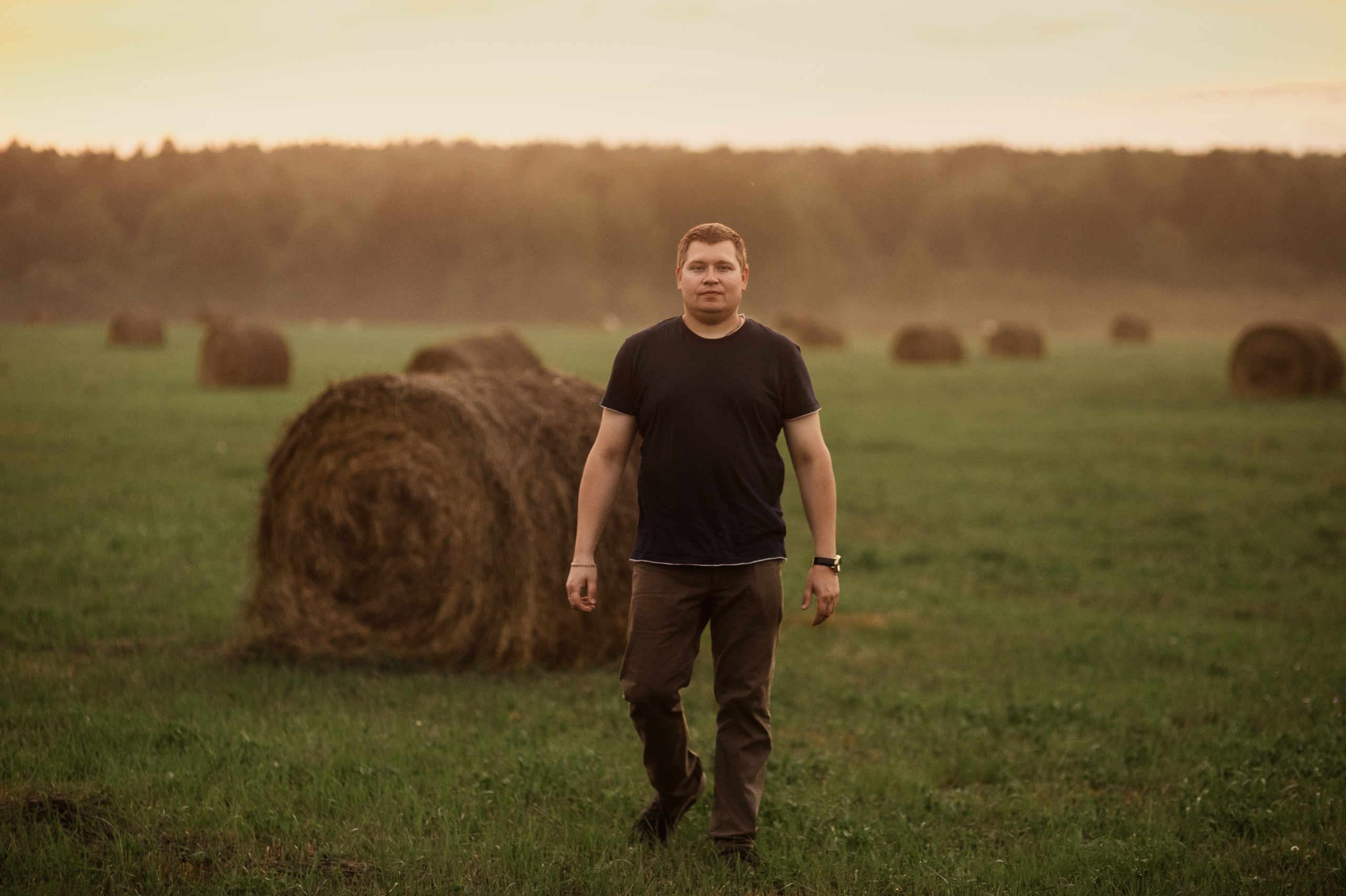 Фотосессия семьи с маленьким детьми в поле. Портретный фотограф в Москве, Московской области. Деловой портрет