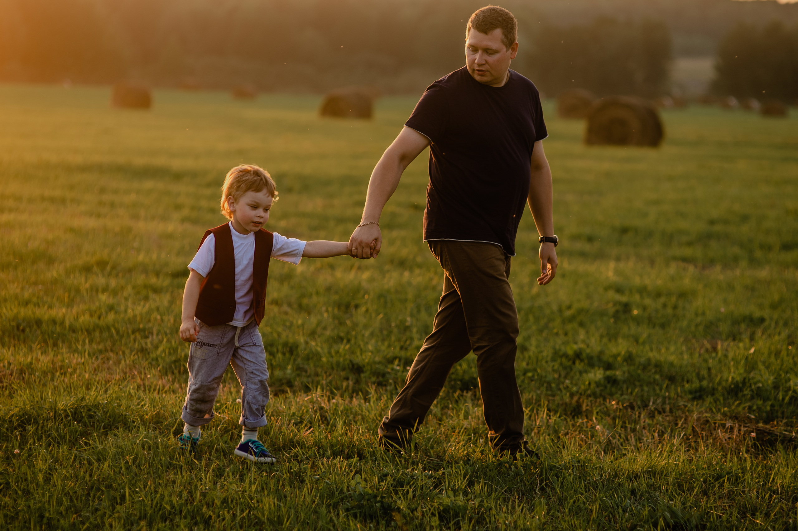 Фотосессия семьи с маленьким детьми в поле. Портретный фотограф в Москве, Московской области. Деловой портрет