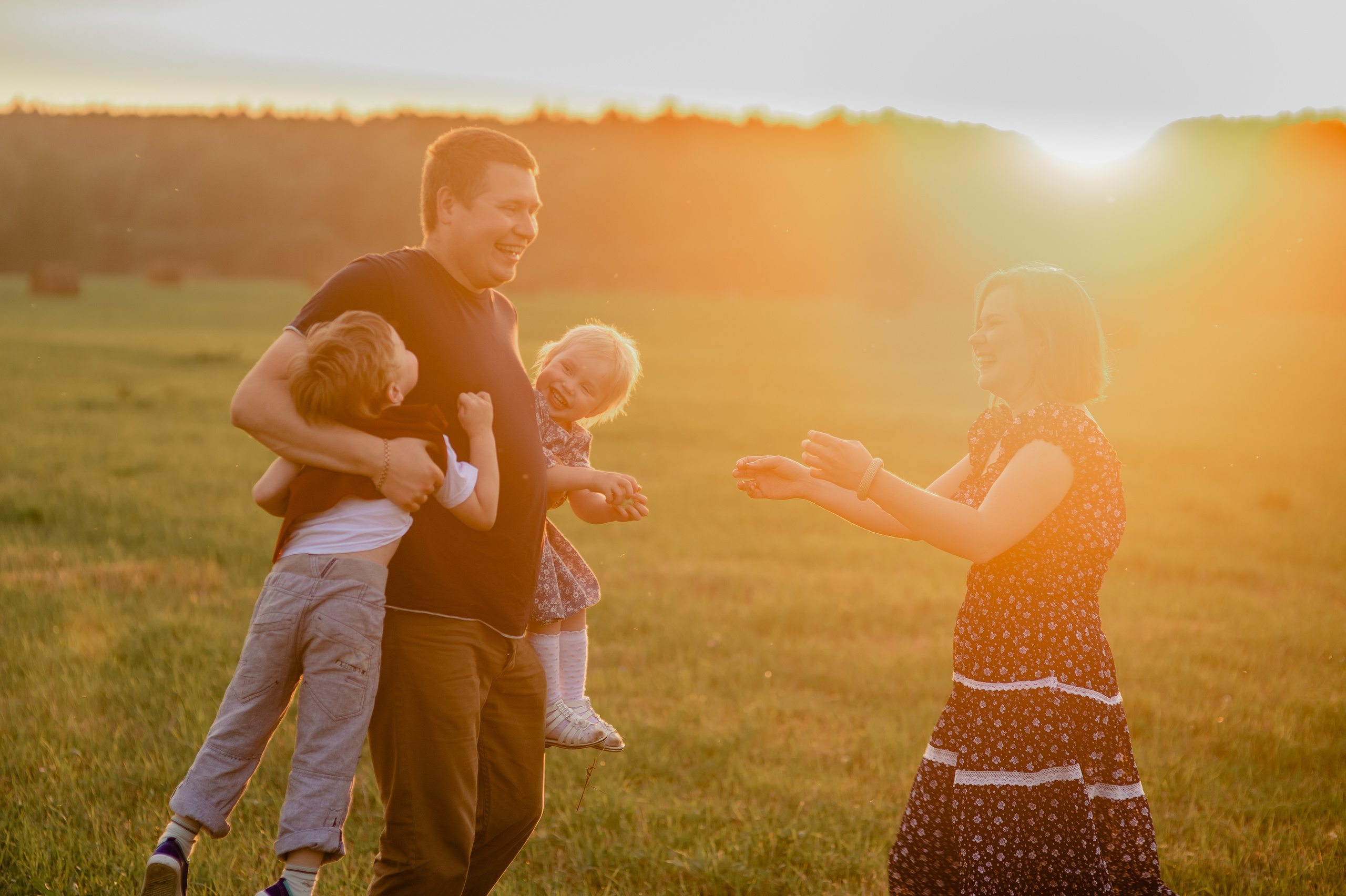Фотосессия семьи с маленьким детьми в поле. Портретный фотограф в Москве, Московской области. Деловой портрет