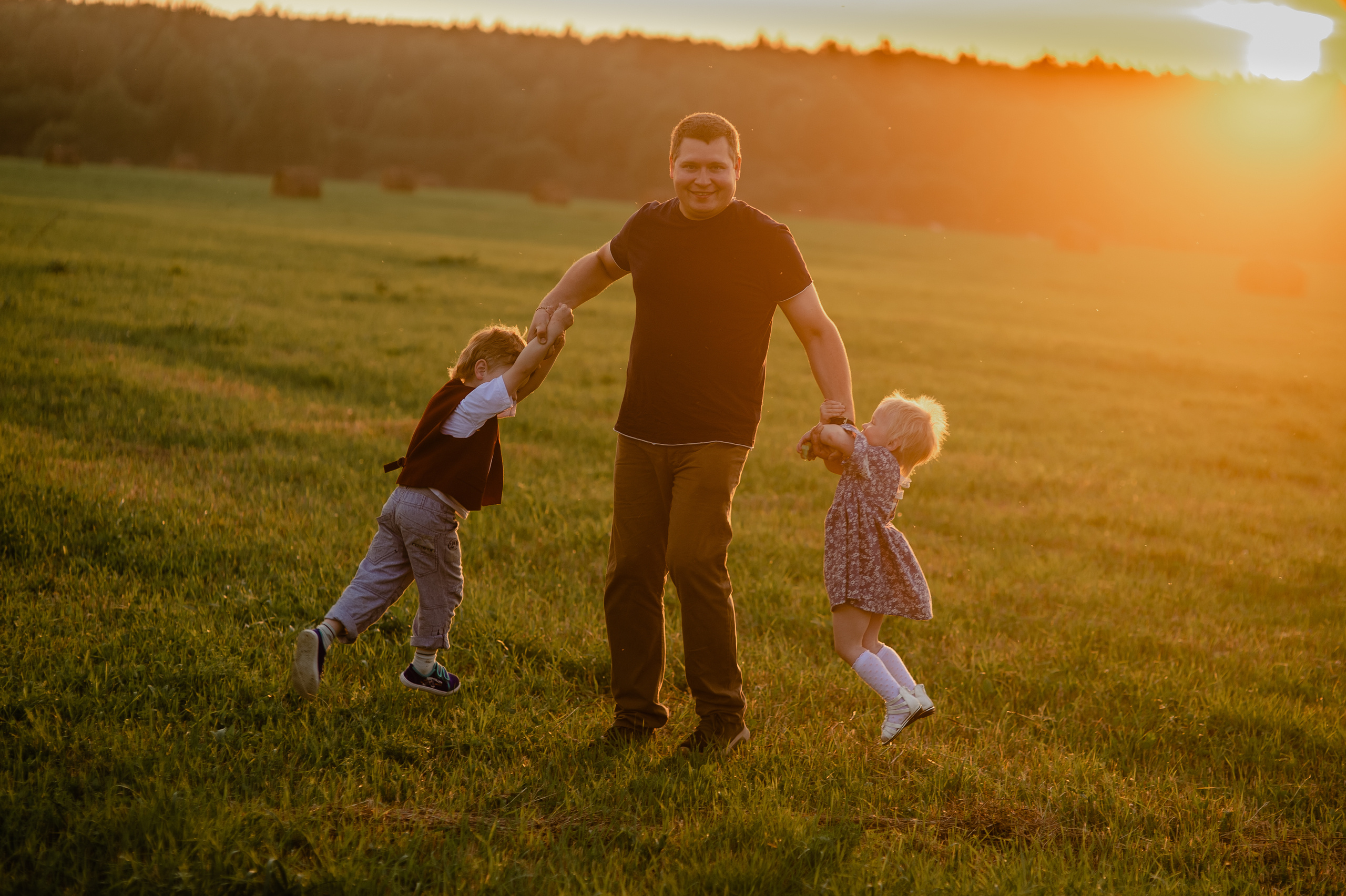 Фотосессия семьи с маленьким детьми в поле. Портретный фотограф в Москве, Московской области. Деловой портрет