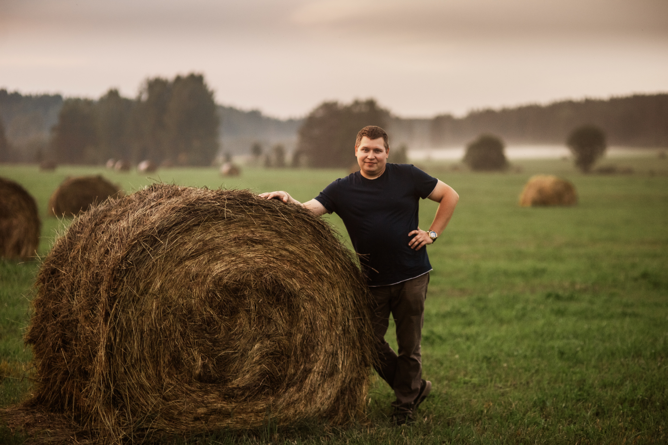 Фотосессия семьи с маленьким детьми в поле. Портретный фотограф в Москве, Московской области. Деловой портрет