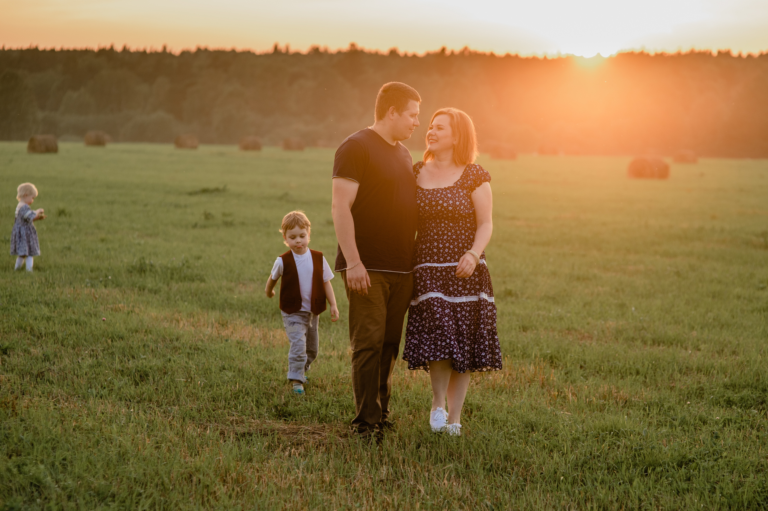 Фотосессия семьи с маленьким детьми в поле. Портретный фотограф в Москве, Московской области. Деловой портрет
