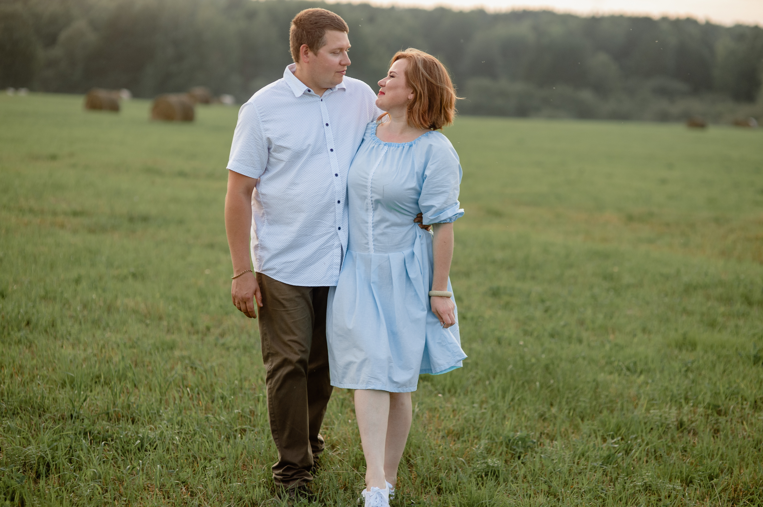 Фотосессия семьи с маленьким детьми в поле. Портретный фотограф в Москве, Московской области. Деловой портрет