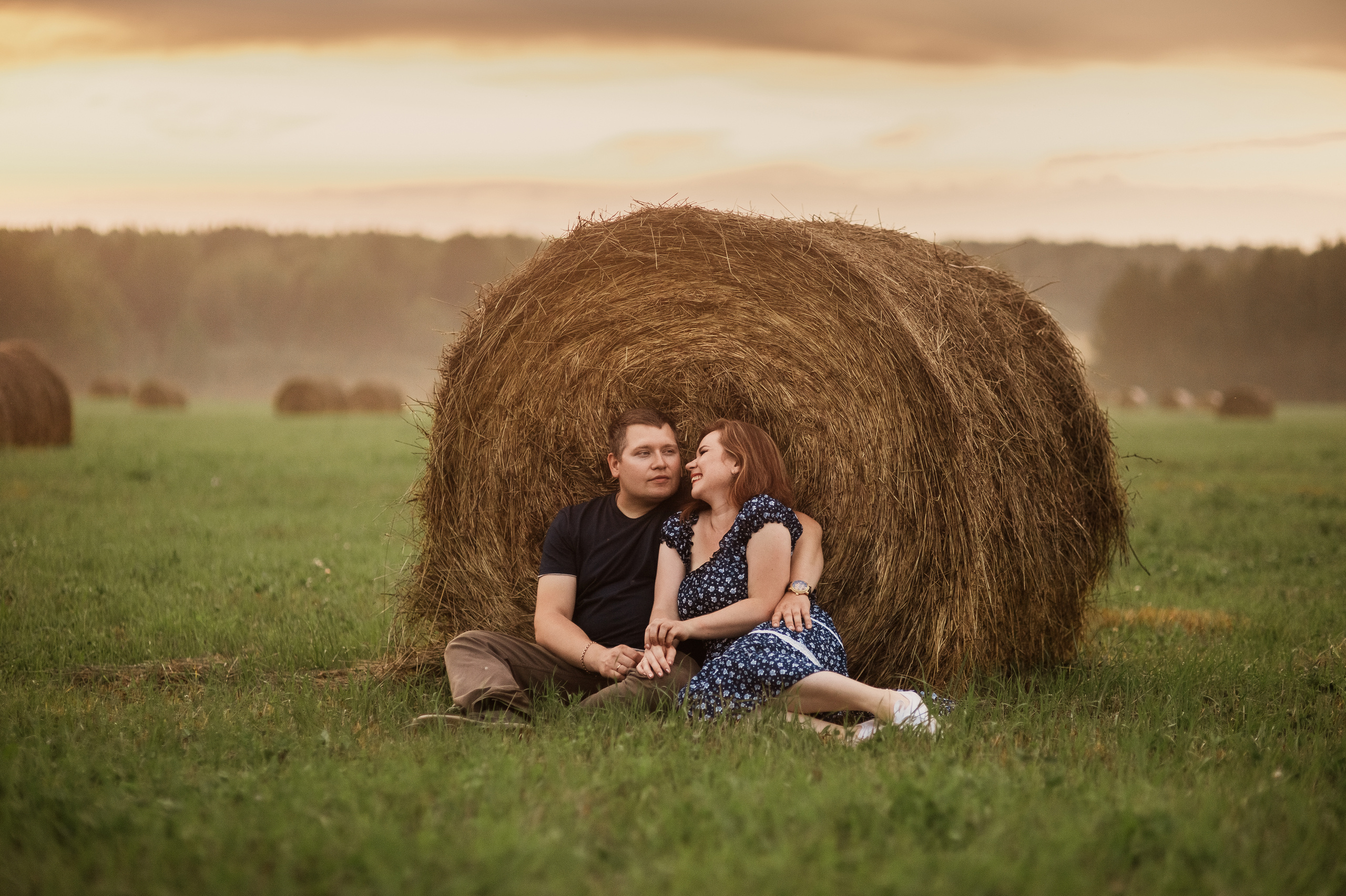Фотосессия семьи с маленьким детьми в поле. Портретный фотограф в Москве, Московской области. Деловой портрет