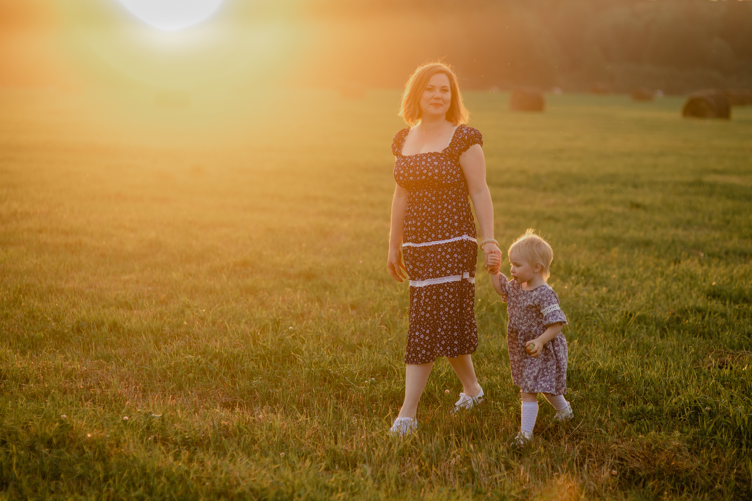Фотосессия семьи с маленьким детьми в поле. Портретный фотограф в Москве, Московской области. Деловой портрет