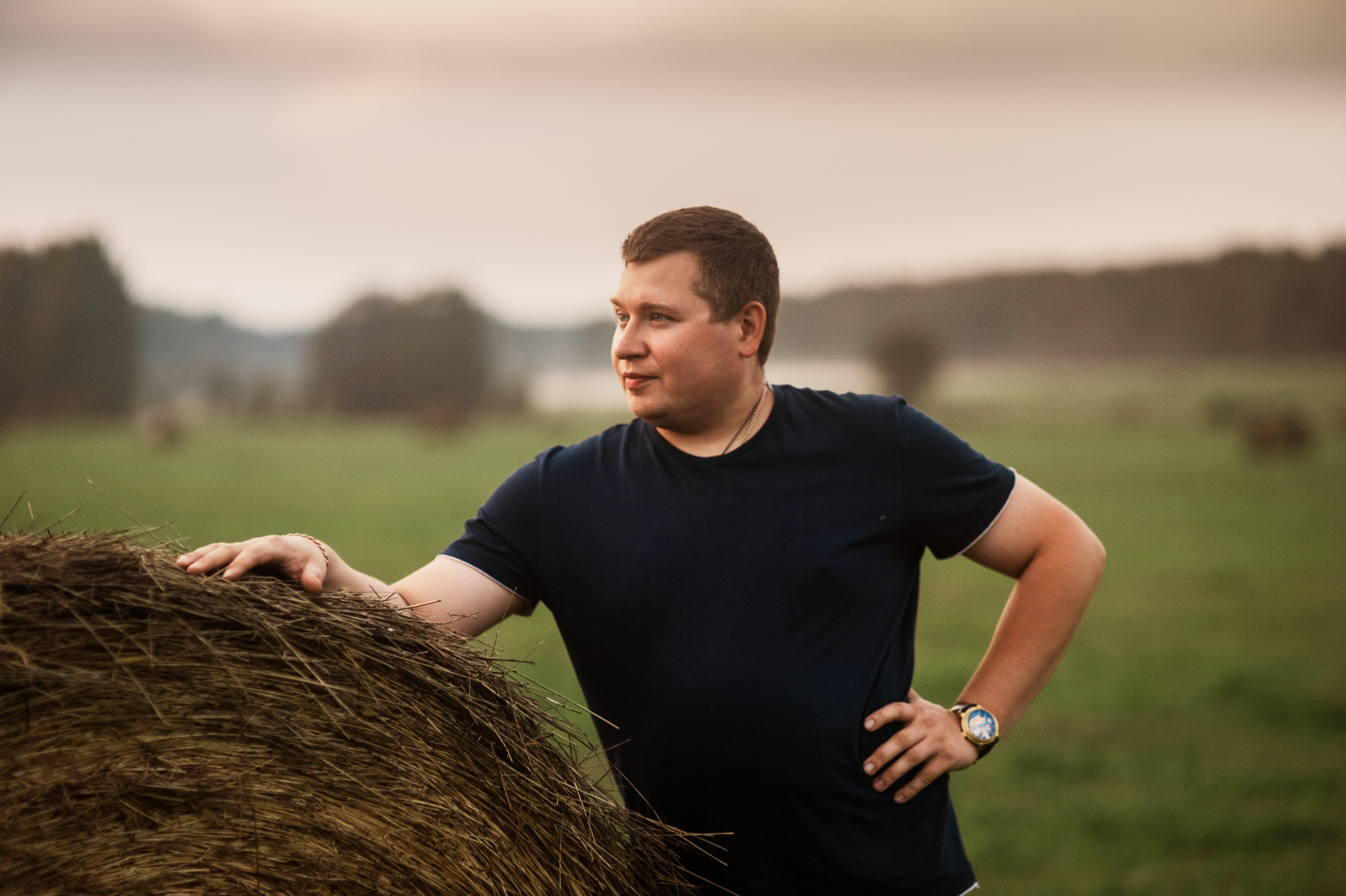 Фотосессия семьи с маленьким детьми в поле. Портретный фотограф в Москве, Московской области. Деловой портрет