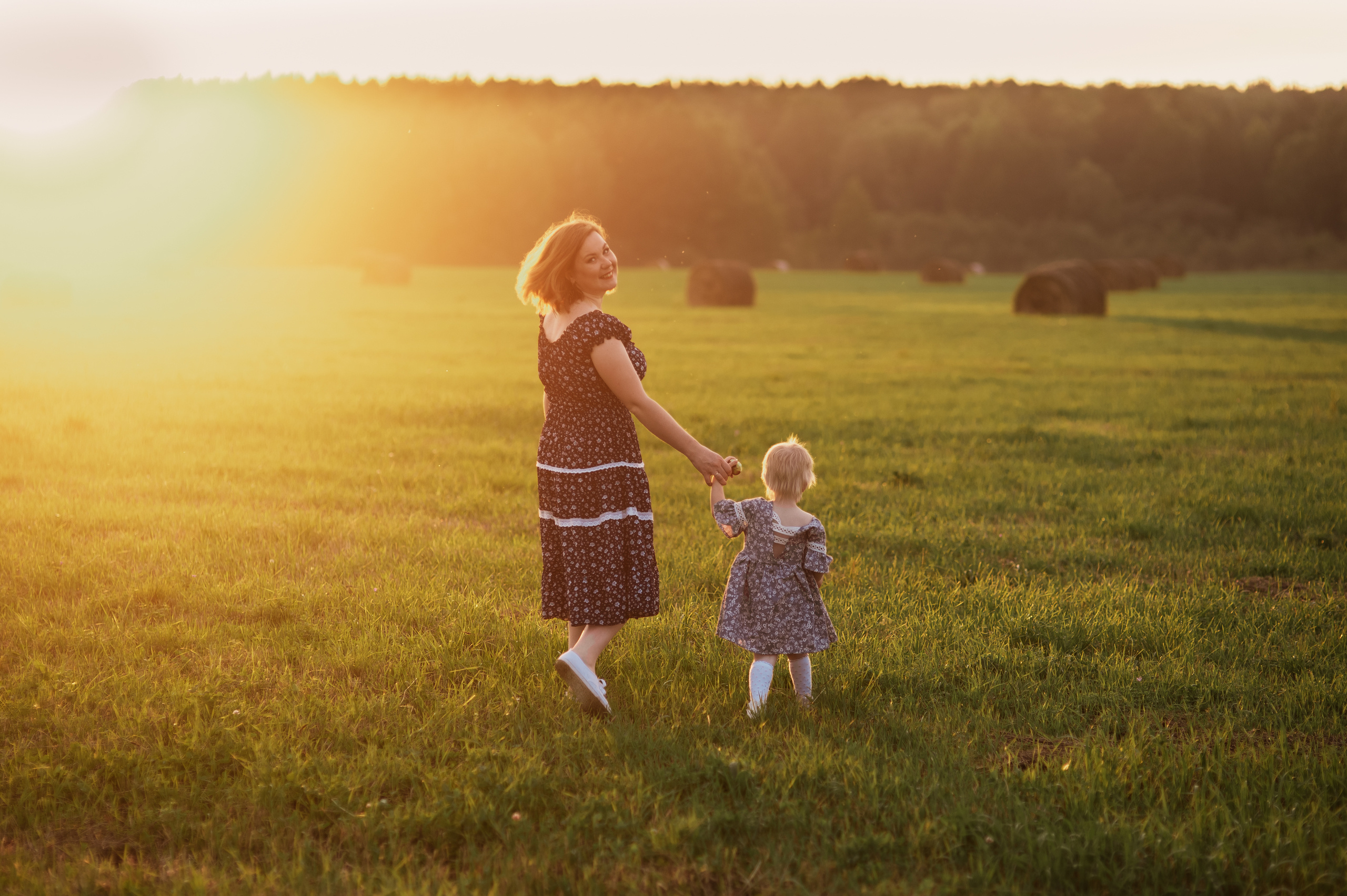 Фотосессия семьи с маленьким детьми в поле. Портретный фотограф в Москве, Московской области. Деловой портрет