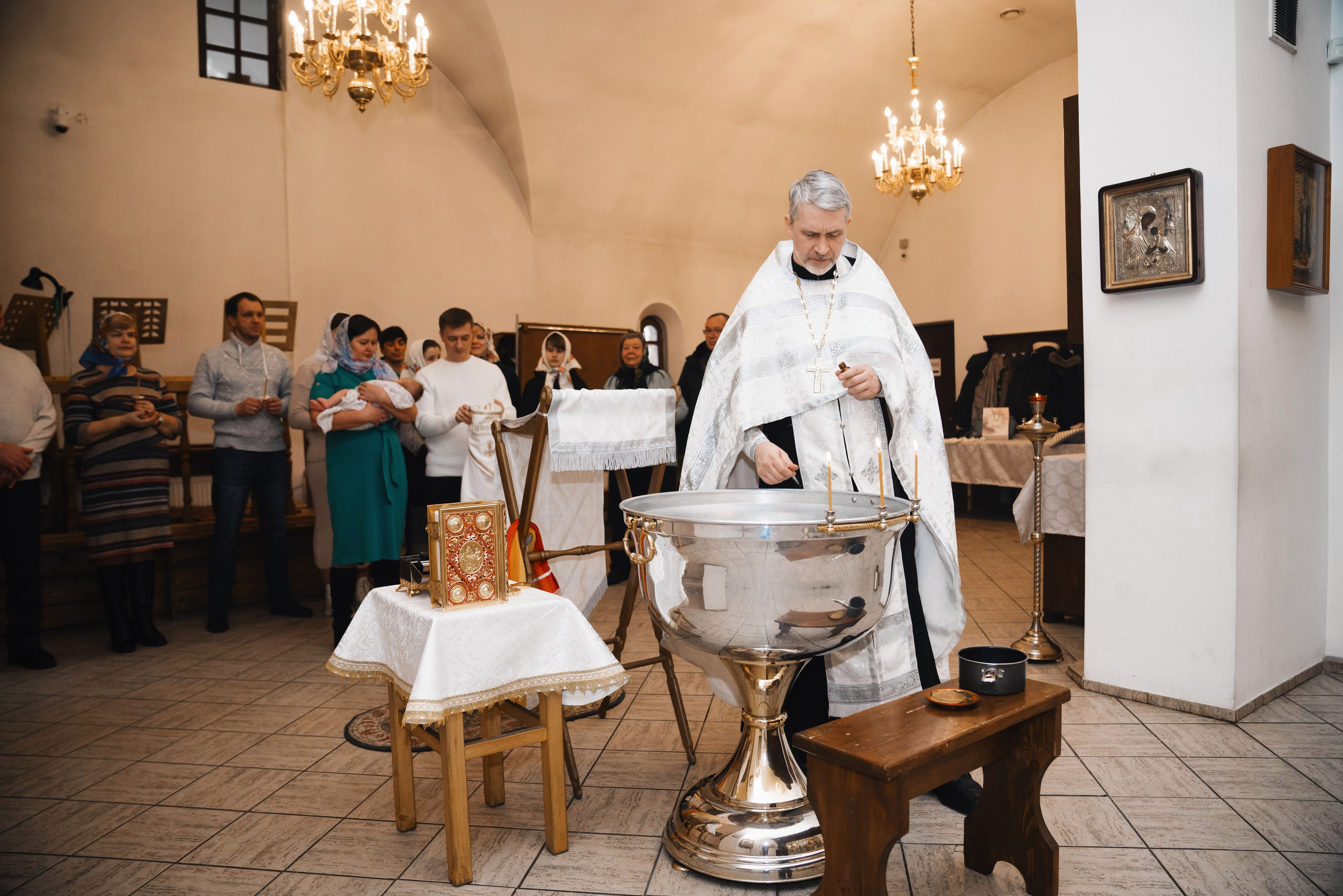 батюшка совершает чин освящения воды